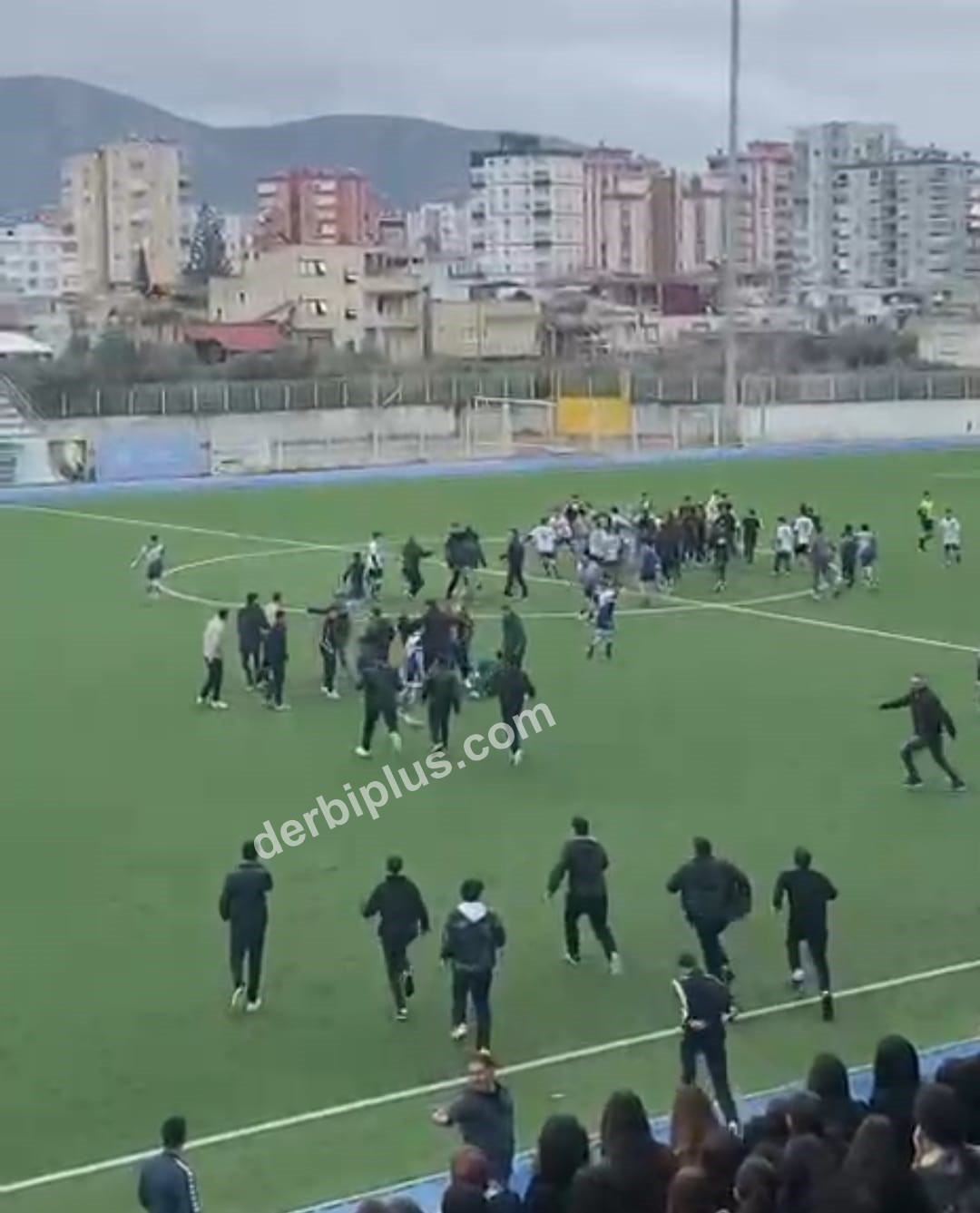 ADANA’NIN KOZAN İLÇESİNDE DÜZENLENEN LİSELER ARASI BÖLGE FUTBOL ŞAMPİYONASI’NDA GENÇLER SAHADA KIYASIYA MÜCADELE ETTİ.
