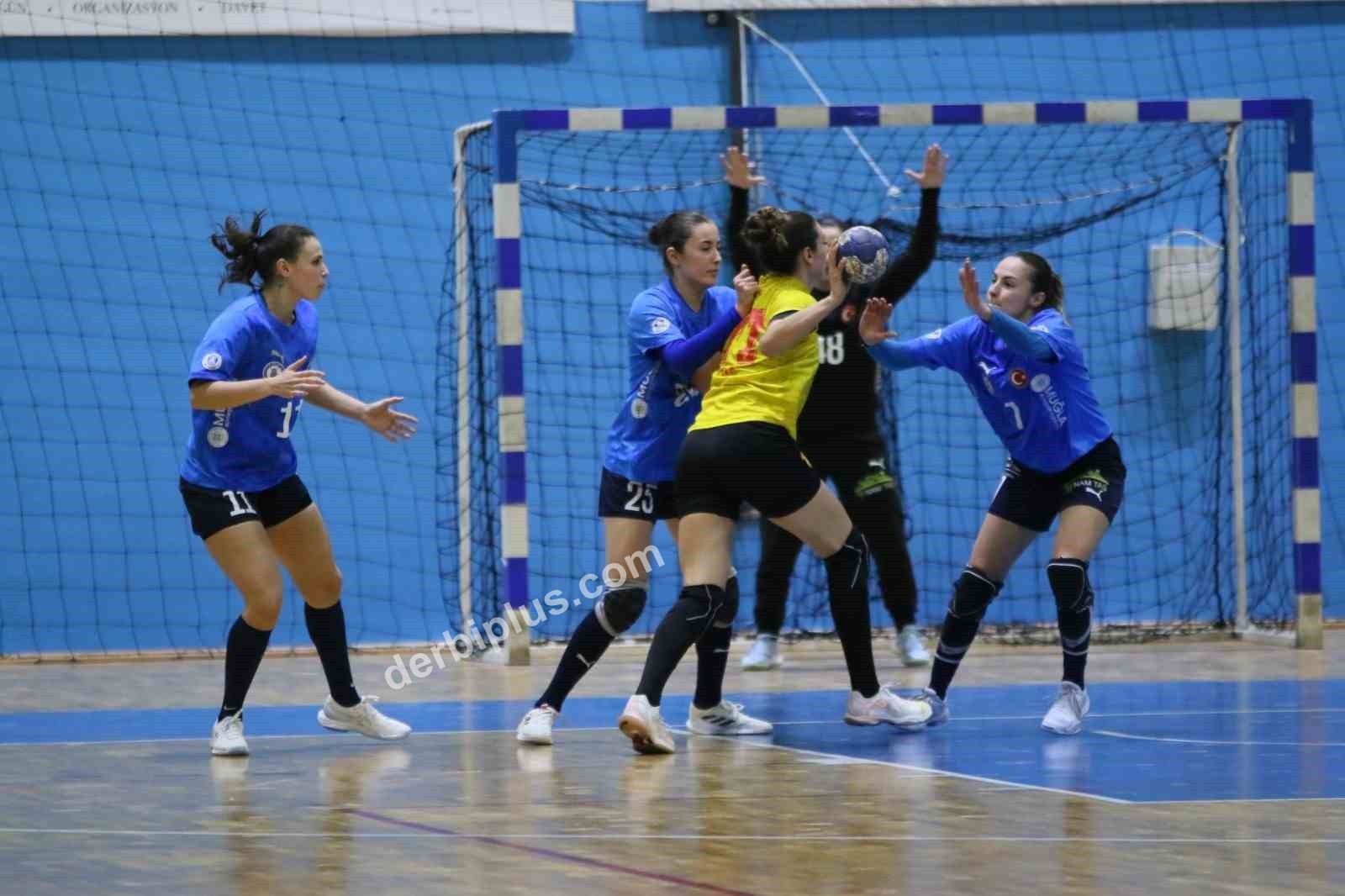 THF KADINLAR SÜPER LİGİ’NİN SON HAFTASINDA GÖZTEPE’Yİ KONUK EDEN ARMADA PRAXİS YALIKAVAK SPOR KULÜBÜ, PARKEDEN 36-22’LİK NET BİR GALİBİYETLE AYRILDI. BU SONUÇLA BODRUM TEMSİLCİSİ, PLAY-OFFLARA KALMAYI GARANTİLEDİ.