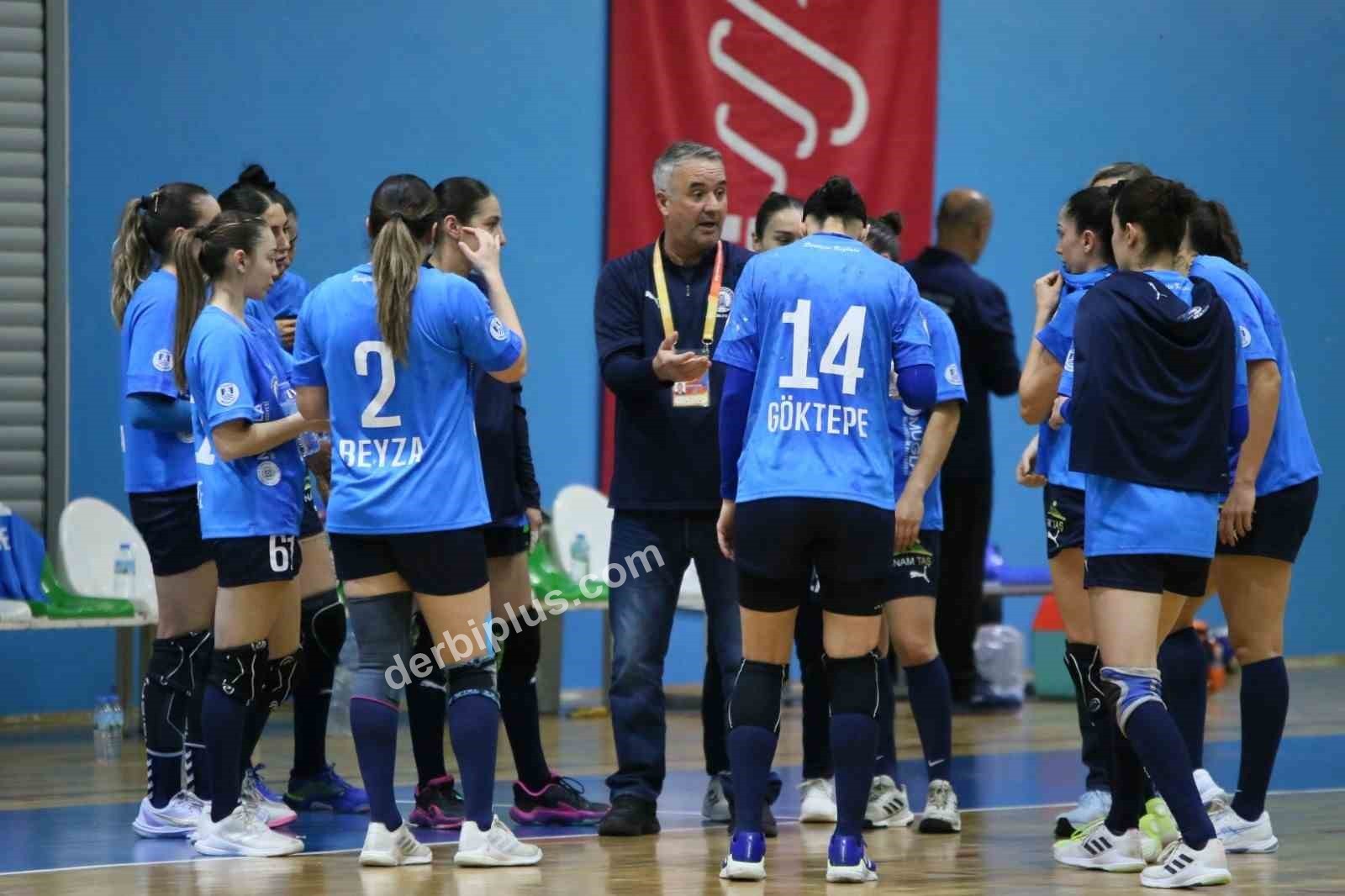 THF KADINLAR SÜPER LİGİ’NİN SON HAFTASINDA GÖZTEPE’Yİ KONUK EDEN ARMADA PRAXİS YALIKAVAK SPOR KULÜBÜ, PARKEDEN 36-22’LİK NET BİR GALİBİYETLE AYRILDI. BU SONUÇLA BODRUM TEMSİLCİSİ, PLAY-OFFLARA KALMAYI GARANTİLEDİ.