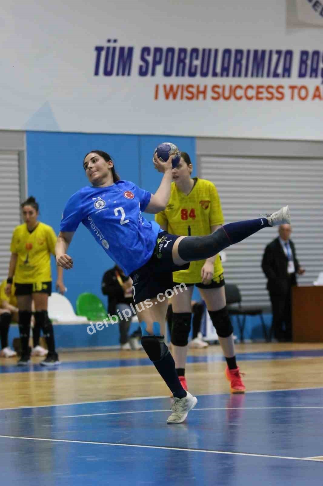 THF KADINLAR SÜPER LİGİ’NİN SON HAFTASINDA GÖZTEPE’Yİ KONUK EDEN ARMADA PRAXİS YALIKAVAK SPOR KULÜBÜ, PARKEDEN 36-22’LİK NET BİR GALİBİYETLE AYRILDI. BU SONUÇLA BODRUM TEMSİLCİSİ, PLAY-OFFLARA KALMAYI GARANTİLEDİ.