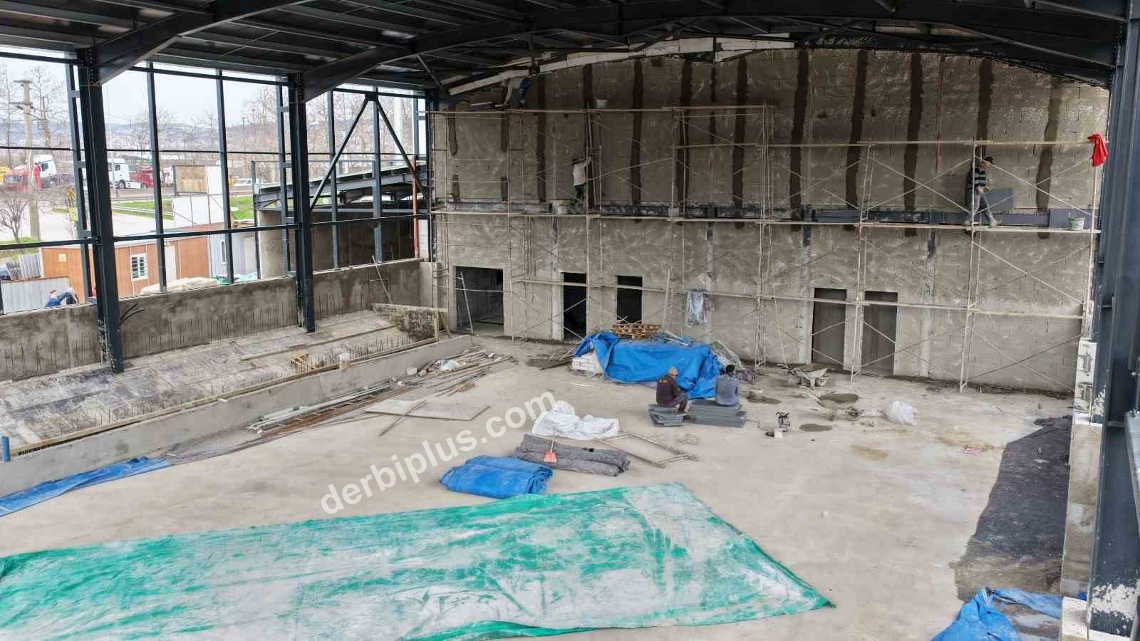 BAŞİSKELE'DE YAPIMI SÜREN VEZİRÇİFTLİĞİ KAPALI SPOR SALONU'NDA ÇALIŞMALAR DEVAM EDİYOR.