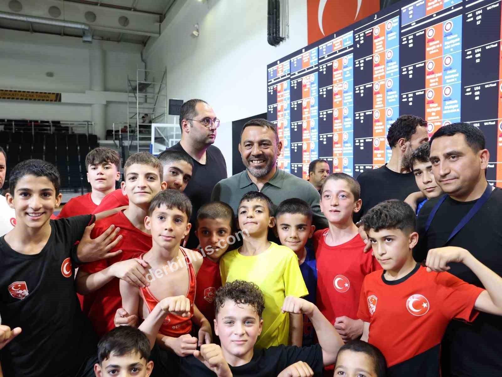 Bakan Yardımcısı Yerlikaya, Türkiye Minikler Güreş Şampiyonası’nı takip etti