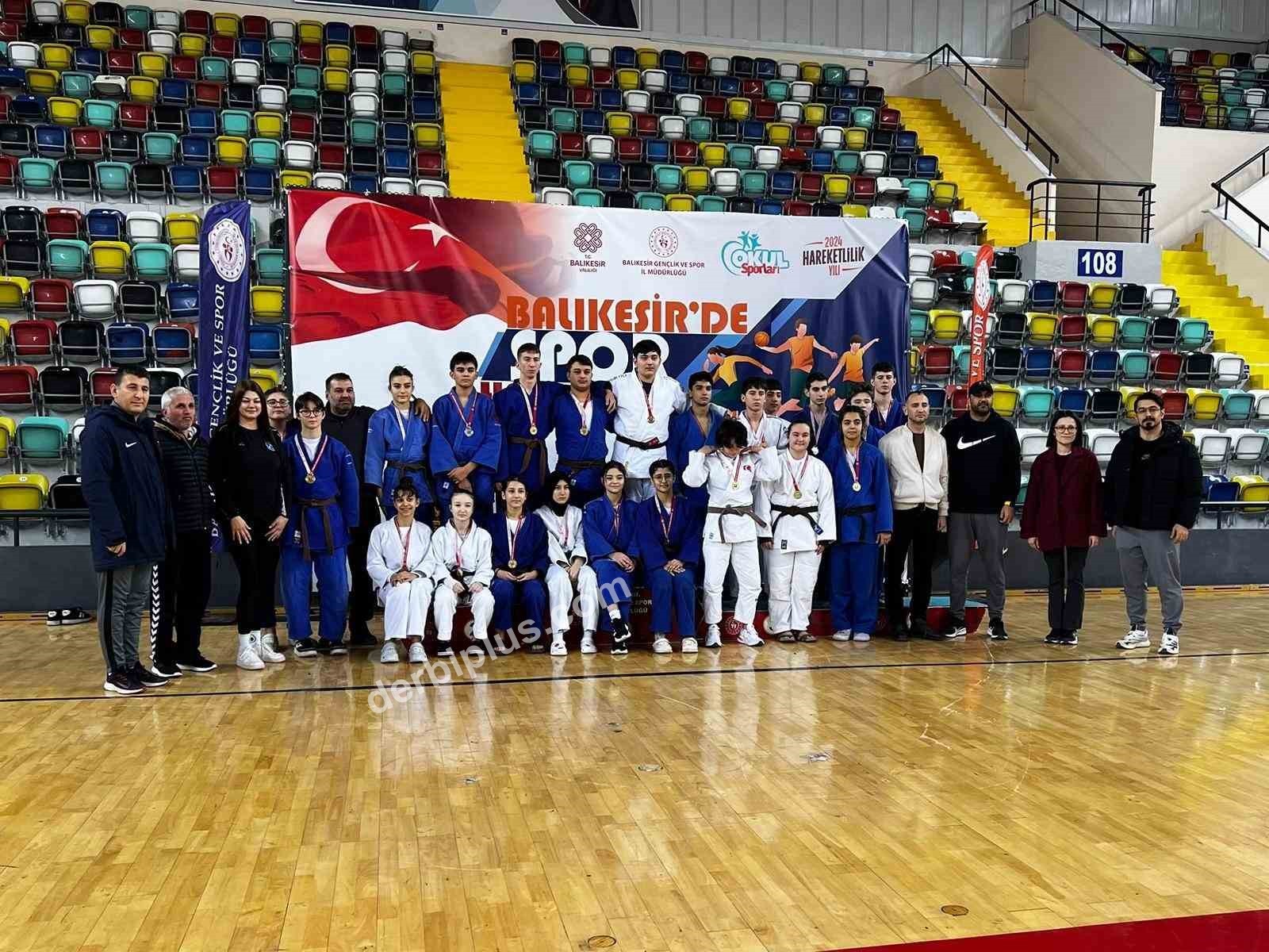TÜRKİYE GÜREŞ FEDERASYONU İLE GENÇLİK VE SPOR BAKANLIĞI TARAFINDAN ORGANİZE EDİLEN OKUL SPORLARI TURNUVALARI KAPSAMINDA BALIKESİR BÜYÜKŞEHİR BELEDİYESİ SPORCULARI GÜREŞ VE JUDODA KAZANDIKLARI 18 MADALYA İLE DİKKAT ÇEKTİ.