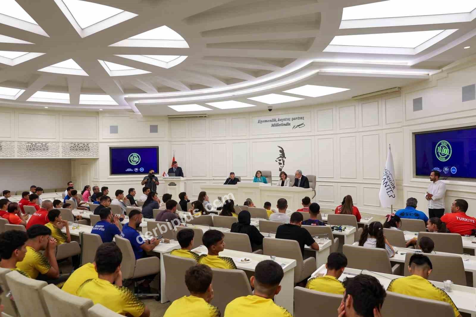 Başkan Şahin, belediyenin başarılı sporcularıyla bir araya geldi