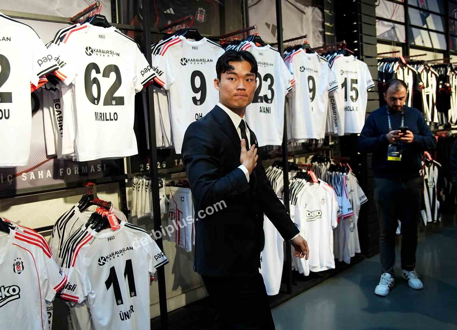 BEŞİKTAŞ’TA ARA TRANSFER DÖNEMİNDE KADROYA KATILAN 7 FUTBOLCU İÇİN BAŞKAN SERDAL ADALI’NIN DA KATILIMIYLA İMZA TÖRENİ DÜZENLENDİ.