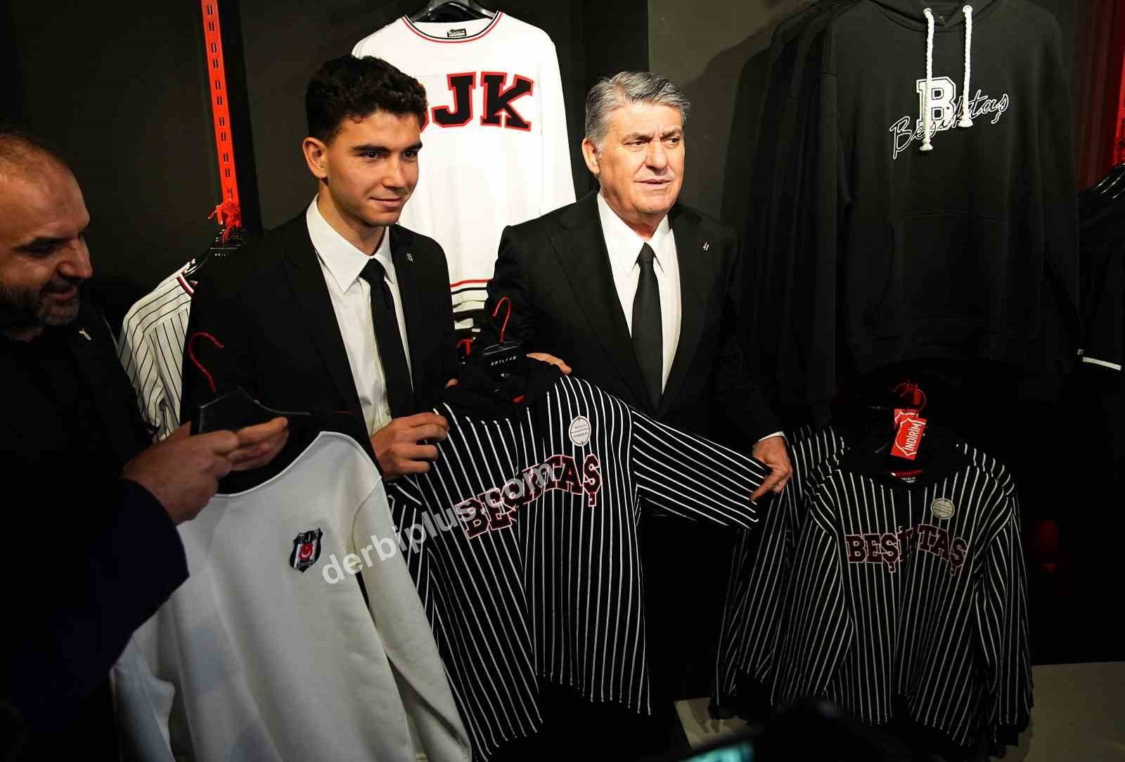BEŞİKTAŞ’TA ARA TRANSFER DÖNEMİNDE KADROYA KATILAN 7 FUTBOLCU İÇİN BAŞKAN SERDAL ADALI’NIN DA KATILIMIYLA İMZA TÖRENİ DÜZENLENDİ.