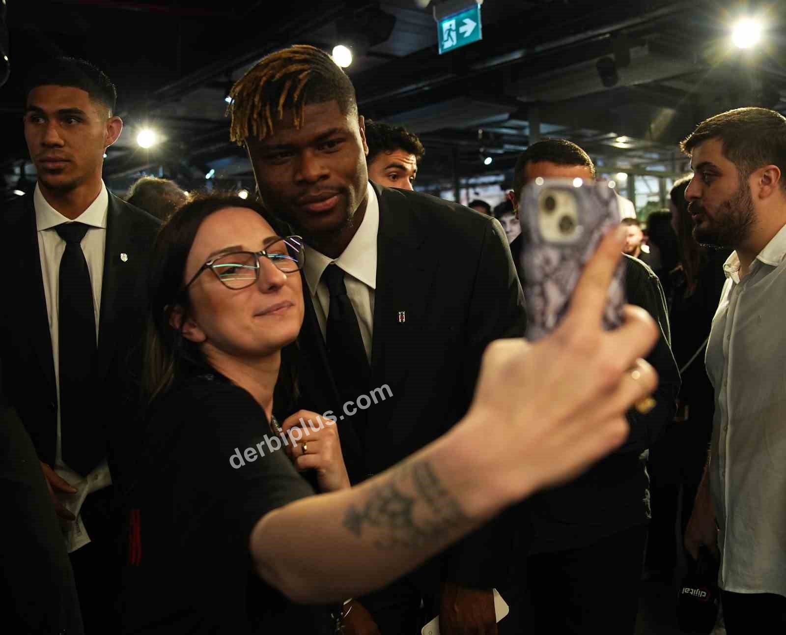BEŞİKTAŞ’TA ARA TRANSFER DÖNEMİNDE KADROYA KATILAN 7 FUTBOLCU İÇİN BAŞKAN SERDAL ADALI’NIN DA KATILIMIYLA İMZA TÖRENİ DÜZENLENDİ.