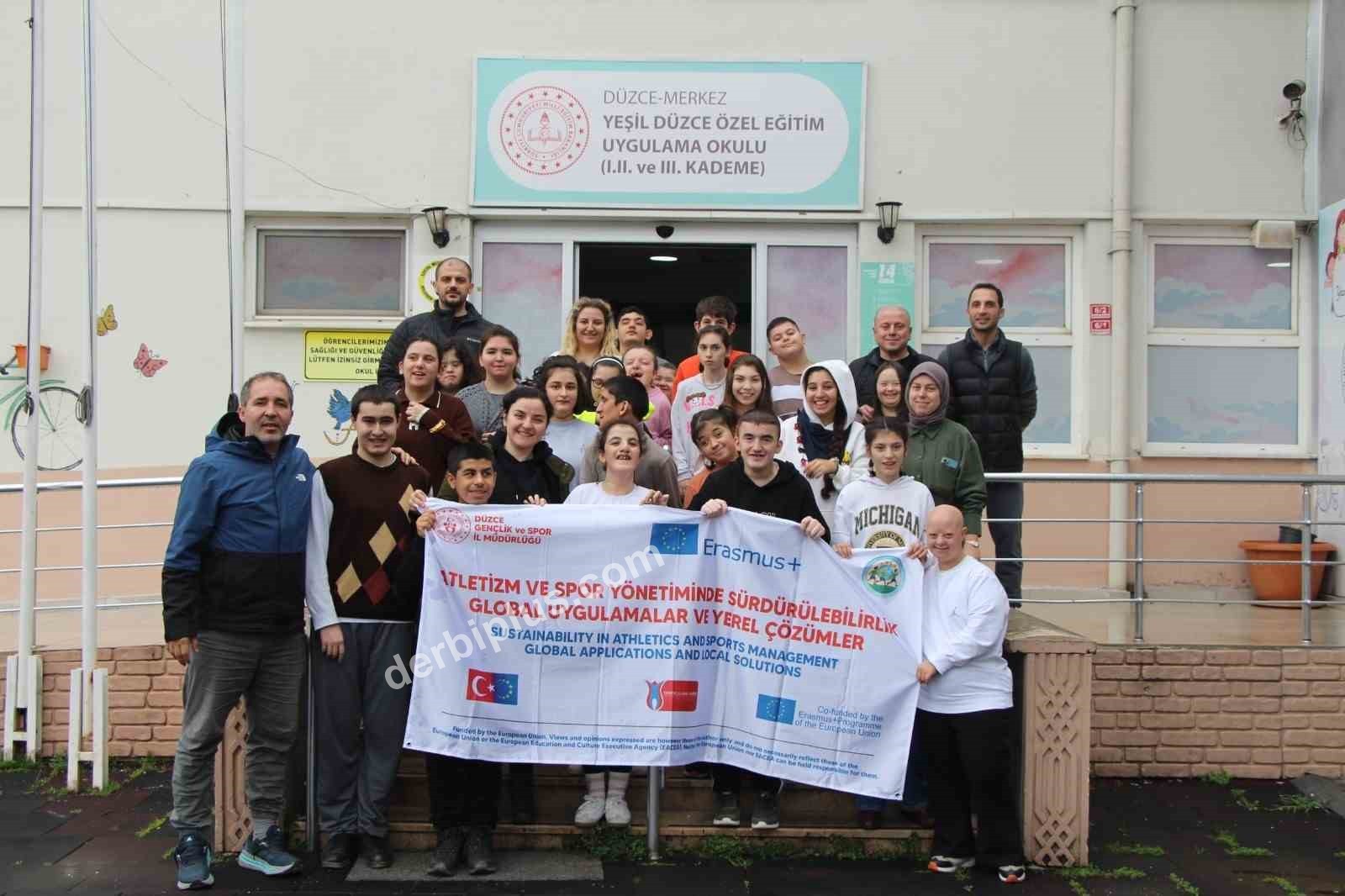 DÜZCE GENÇLİK VE SPOR İL MÜDÜRLÜĞÜ TARAFINDAN YÜRÜTÜLEN ERASMUS ‘ATLETİZM VE SPOR YÖNETİMİNDE SÜRDÜRÜLEBİLİRLİK: GLOBAL UYGULAMALAR VE YEREL ÇÖZÜMLER’ PROJESİ KAPSAMINDA, AVRUPA BİRLİĞİ VE TÜRKİYE ULUSAL AJANSI TARAFINDAN HİBE DESTEĞİ ALMAYA HAK KAZANAN PROJE DOĞRULTUSUNDA YEŞİL DÜZCE ÖZEL EĞİTİM UYGULAMA OKULU’NDA UYGULAMALI TEMEL ATLETİZM ETKİNLİĞİ YAPILDI.