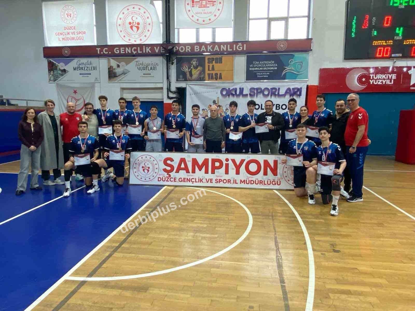 DÜZCE’NİN EV SAHİPLİĞİNDE GERÇEKLEŞTİRİLEN OKUL SPORLARI GENÇLER A VOLEYBOL YARI FİNAL MÜSABAKALARI SONA ERDİ. 4 GÜN SÜREN ZORLU MÜCADELENİN ARDINDAN TÜRKİYE FİNALLERİNE GİDECEK TAKIMLAR BELLİ OLDU.