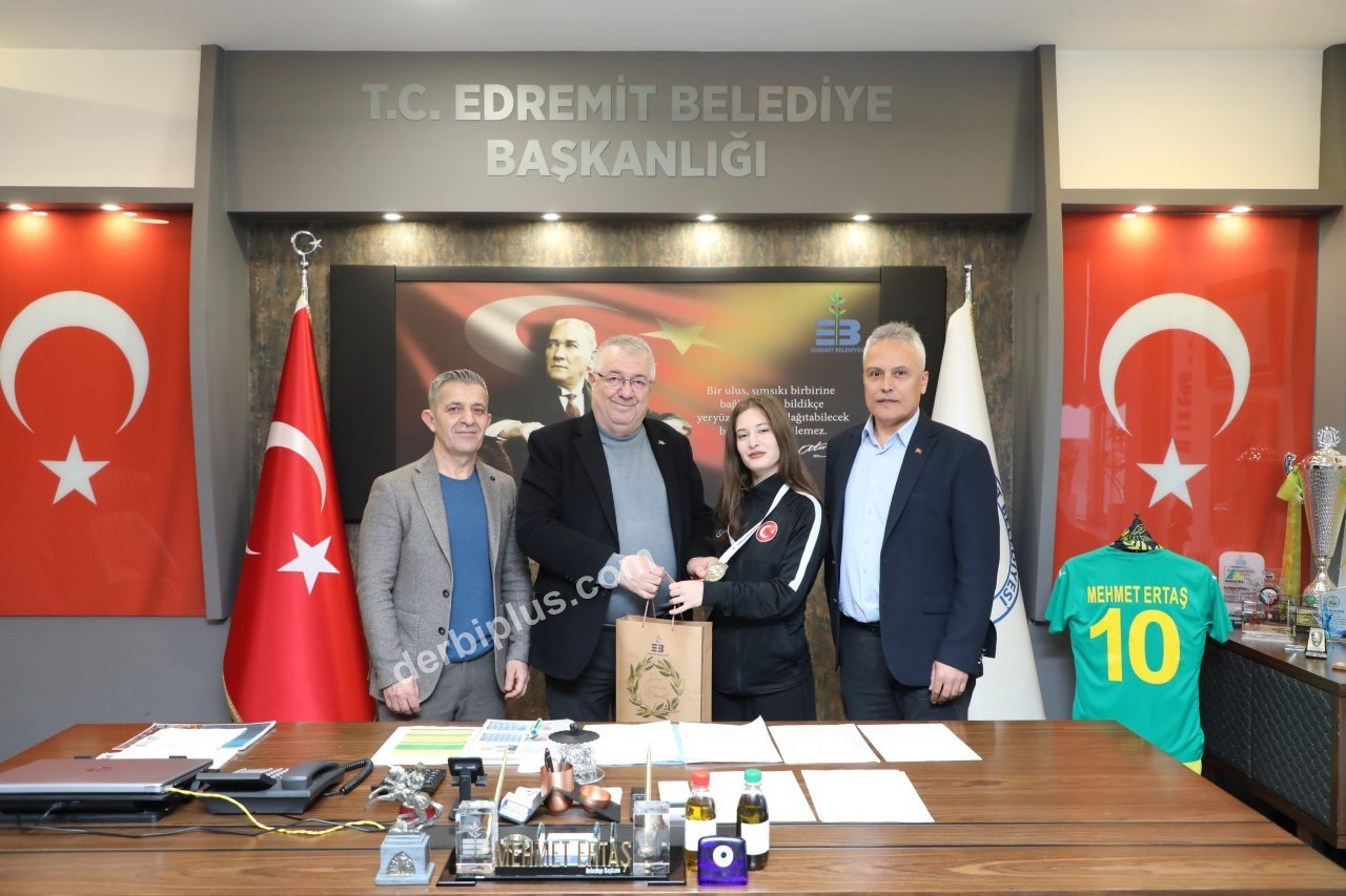 GENÇ YAŞINA RAĞMEN ULUSAL VE ULUSLARARASI ARENADA ELDE ETTİĞİ ŞAMPİYONLUKLARLA ADINDAN SÖZ ETTİREN, 6 TÜRKİYE ŞAMPİYONLUĞU, 1 AVRUPA ŞAMPİYONLUĞU VE DÜNYA BAŞKANLIK KUPASI ŞAMPİYONLUĞU BAŞTA OLMAK ÜZERE BİRÇOK ÖNEMLİ DERECEYE İMZA ATAN EDREMİT’İN GURURU MİLLİ SPORCU ECRİN YANIT, BAŞARILARINA BİR YENİSİNİ DAHA EKLEDİ.