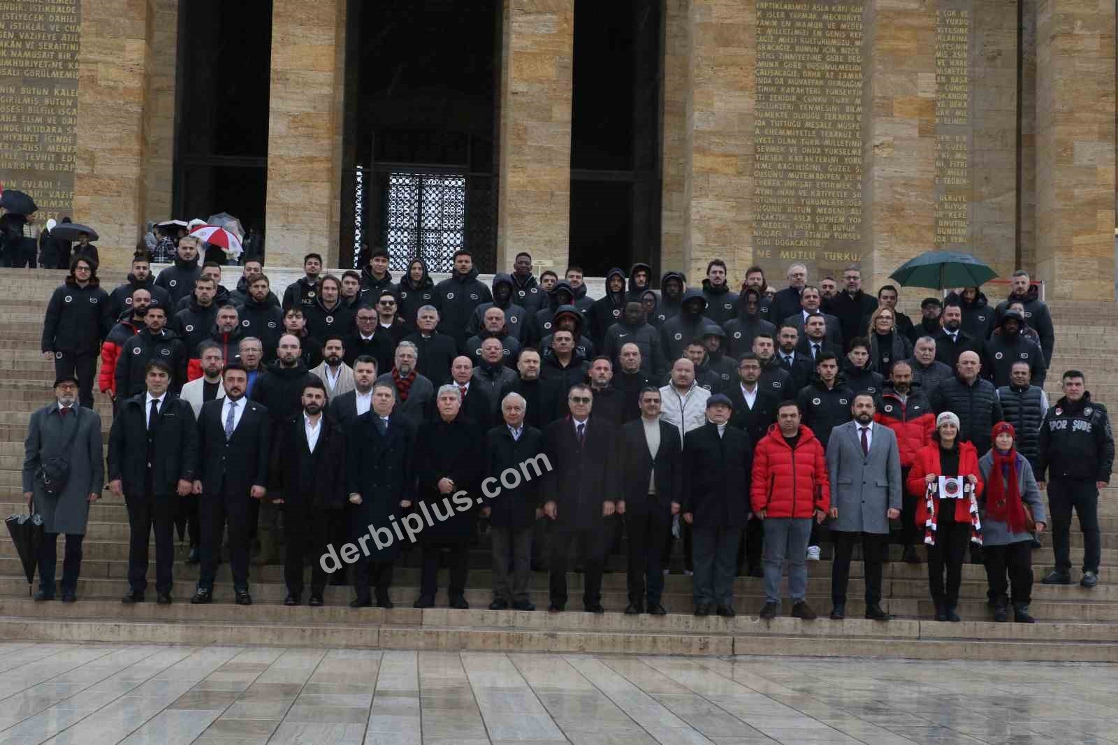 GENÇLERBİRLİĞİ BAŞKANI HAYDAR ARDA ÇAKMAK VE BERABERİNDEKİ HEYET ANITKABİR'İ ZİYARET ETTİ.
