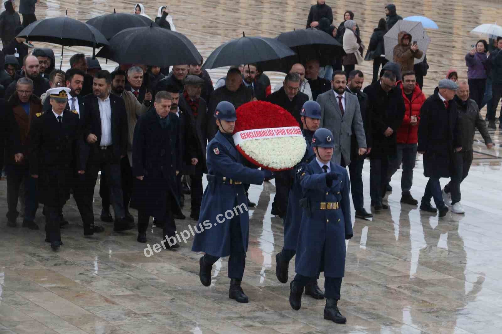 GENÇLERBİRLİĞİ BAŞKANI HAYDAR ARDA ÇAKMAK VE BERABERİNDEKİ HEYET ANITKABİR'İ ZİYARET ETTİ.