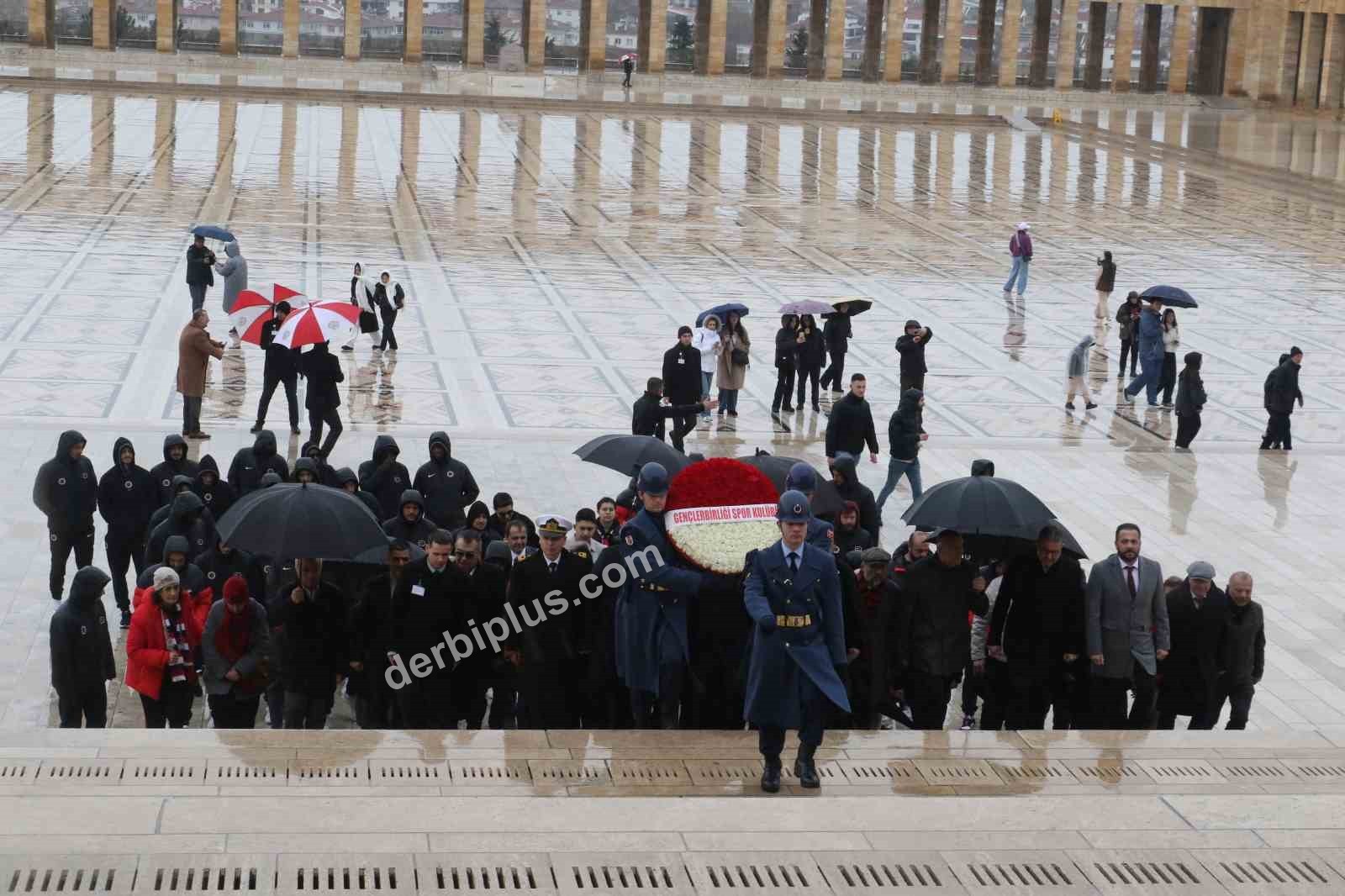 GENÇLERBİRLİĞİ BAŞKANI HAYDAR ARDA ÇAKMAK VE BERABERİNDEKİ HEYET ANITKABİR'İ ZİYARET ETTİ.