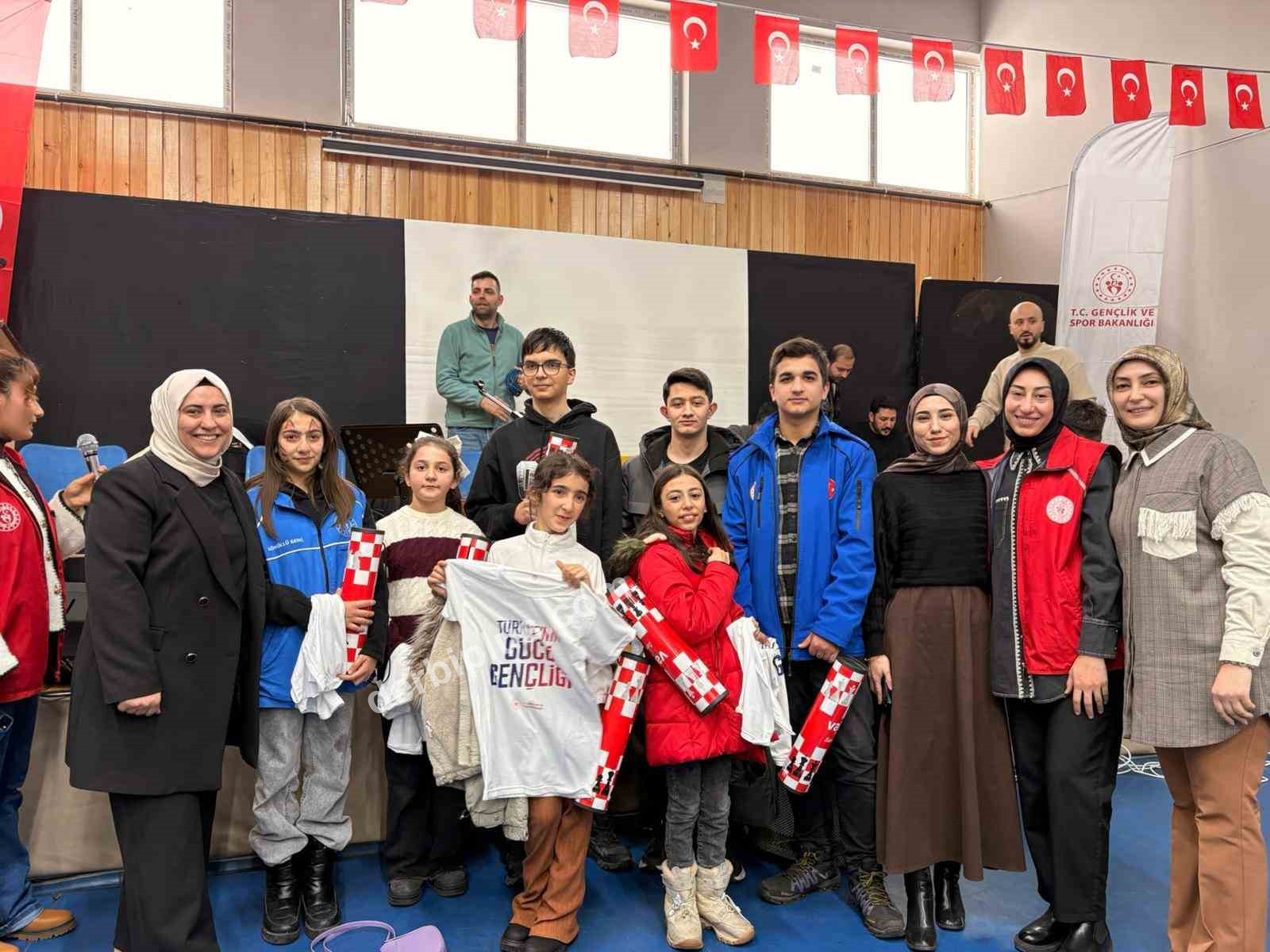 GENÇLİK SPOR BAKANLIĞI’NIN ‘KIŞ KULÜBÜ’ PROJESİ BİNLERCE ÇOCUĞUN GENÇLİK MERKEZLERİNE AKIN ETMESİNİ SAĞLADI. ERZURUM GSİM BAĞLI GENÇLİK MERKEZLERİ’NDE YARI YIL TATİLİNDE 10 BİNE YAKIN ÖĞRENCİYE HİZMET VERDİ. GENÇLİK VE SPOR İL MÜDÜRÜ LEVENT ÇAKMUR, "GELECEĞİN SANAT, SPOR VE BİLİM İNSANLARI BU ÇOCUKLARIN ARASINDAN ÇIKACAK" DEDİ.