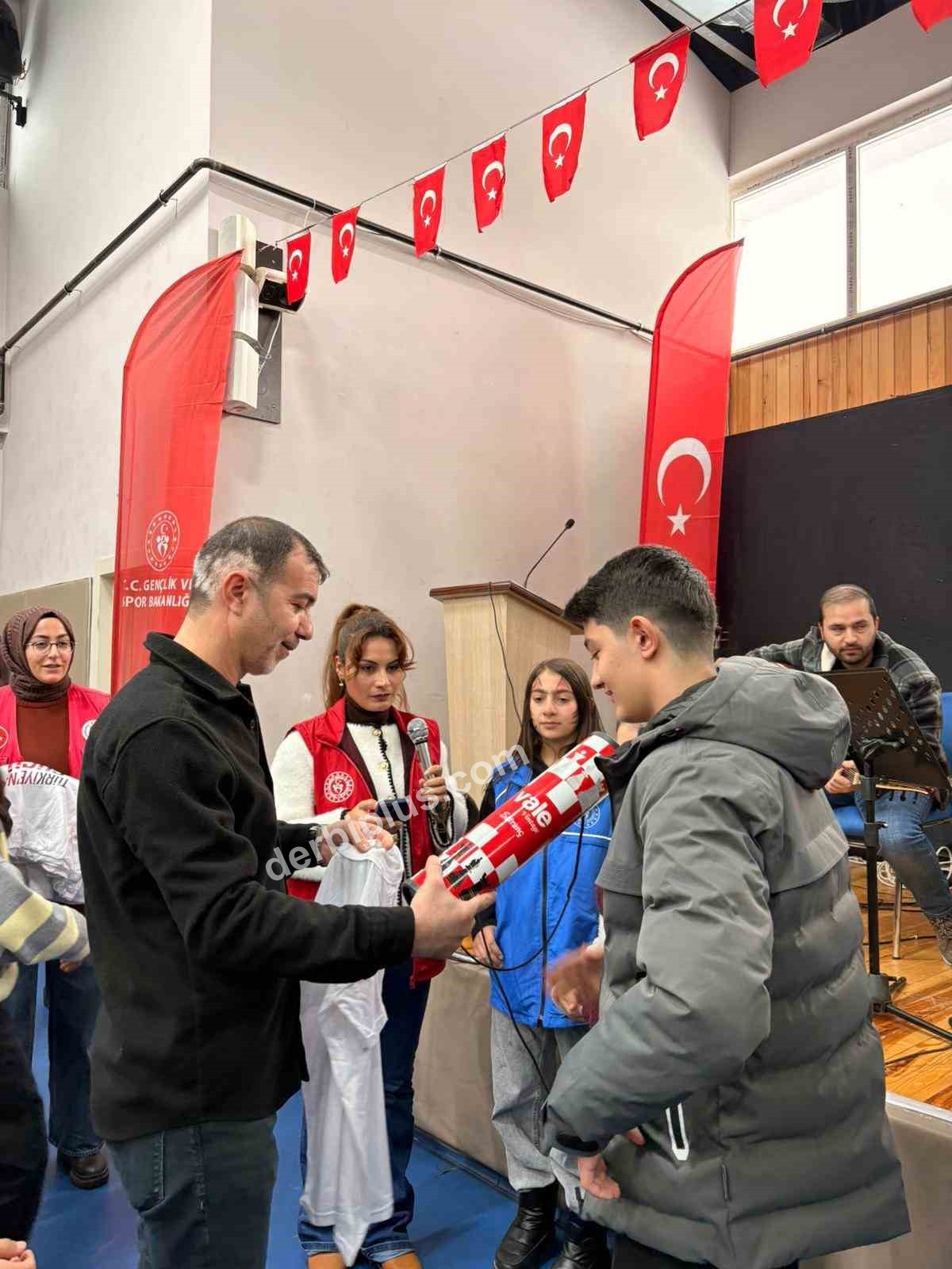 GENÇLİK SPOR BAKANLIĞI’NIN ‘KIŞ KULÜBÜ’ PROJESİ BİNLERCE ÇOCUĞUN GENÇLİK MERKEZLERİNE AKIN ETMESİNİ SAĞLADI. ERZURUM GSİM BAĞLI GENÇLİK MERKEZLERİ’NDE YARI YIL TATİLİNDE 10 BİNE YAKIN ÖĞRENCİYE HİZMET VERDİ. GENÇLİK VE SPOR İL MÜDÜRÜ LEVENT ÇAKMUR, "GELECEĞİN SANAT, SPOR VE BİLİM İNSANLARI BU ÇOCUKLARIN ARASINDAN ÇIKACAK" DEDİ.