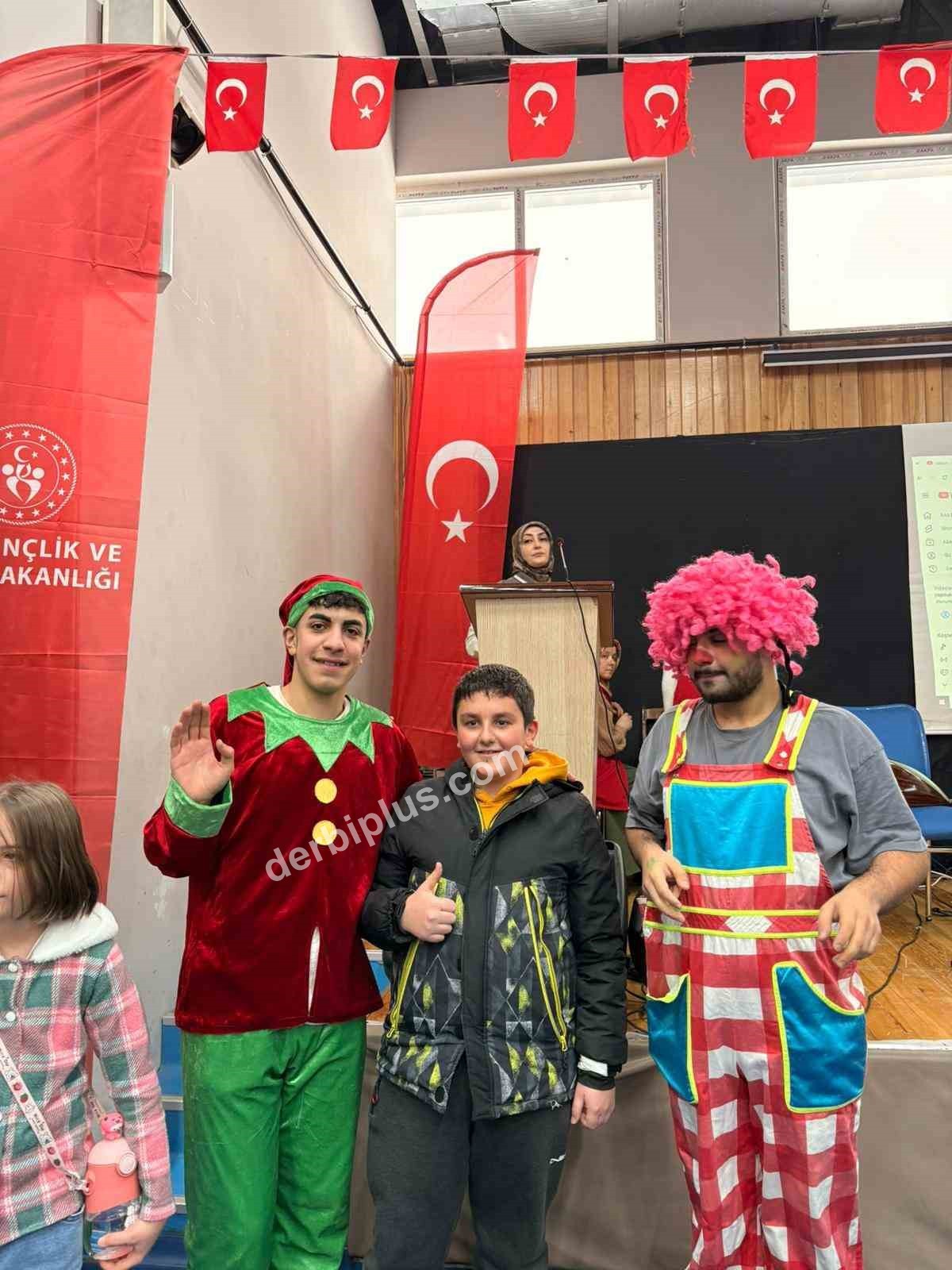 GENÇLİK SPOR BAKANLIĞI’NIN ‘KIŞ KULÜBÜ’ PROJESİ BİNLERCE ÇOCUĞUN GENÇLİK MERKEZLERİNE AKIN ETMESİNİ SAĞLADI. ERZURUM GSİM BAĞLI GENÇLİK MERKEZLERİ’NDE YARI YIL TATİLİNDE 10 BİNE YAKIN ÖĞRENCİYE HİZMET VERDİ. GENÇLİK VE SPOR İL MÜDÜRÜ LEVENT ÇAKMUR, "GELECEĞİN SANAT, SPOR VE BİLİM İNSANLARI BU ÇOCUKLARIN ARASINDAN ÇIKACAK" DEDİ.