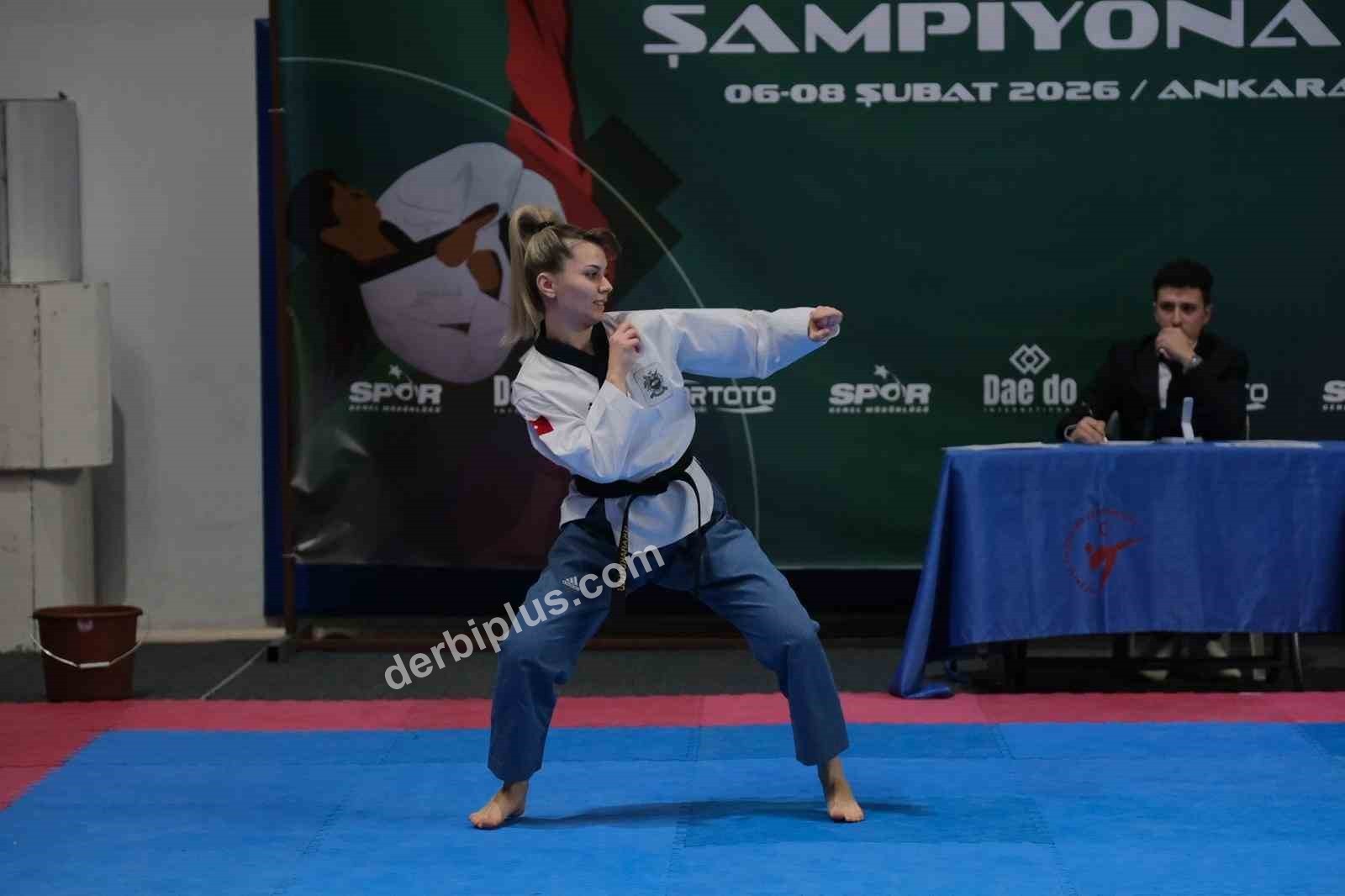 ANKARA'DA DÜZENLENEN TÜRKİYE TAEKWONDO ŞAMPİYONASI'NDA REKOR PUANLA 20. KEZ KÜRSÜNÜN ZİRVESİNE ÇIKAN ESKİŞEHİRLİ ANTRENÖR VE SPORCU GÜLSENA KARAKUYULU, YETİŞTİRDİĞİ SPORCULARLA BİRLİKTE TOPLAM 9 MADALYA KAZANARAK TARİHİ BİR BAŞARIYA İMZA ATTI.