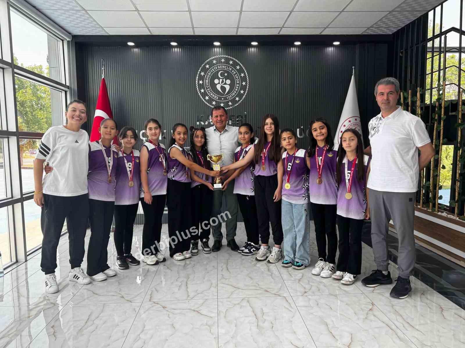 Kayseri şampiyonu sporculardan İl Müdürü Kabakcı’ya ziyaret