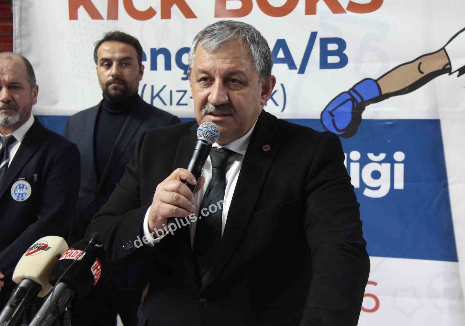 SİVAS’TA BAŞLAYAN OKUL SPORLARI GENÇLER A-B KİCK BOKS TÜRKİYE BİRİNCİLİĞİ TÜM HIZIYLA DEVAM EDERKEN, ŞAMPİYONANIN SEREMONİSİ SİVAS GENÇLİK VE SPOR İL MÜDÜRÜ ŞAHİN ERTEM VE TÜRKİYE KİCK BOKS FEDERASYONU BAŞKANI SALİM KAYICI’NIN KATILIMIYLA YAPILDI.