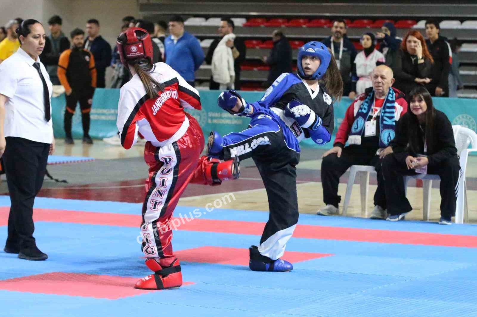 SİVAS’TA BAŞLAYAN OKUL SPORLARI GENÇLER A-B KİCK BOKS TÜRKİYE BİRİNCİLİĞİ TÜM HIZIYLA DEVAM EDERKEN, ŞAMPİYONANIN SEREMONİSİ SİVAS GENÇLİK VE SPOR İL MÜDÜRÜ ŞAHİN ERTEM VE TÜRKİYE KİCK BOKS FEDERASYONU BAŞKANI SALİM KAYICI’NIN KATILIMIYLA YAPILDI.