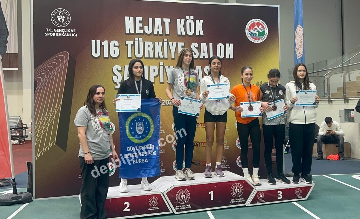 BURSA’DA DÜZENLENEN NEJAT KÖK U16 TÜRKİYE SALON ATLETİZM ŞAMPİYONASI’NDA MANİSA’YI TEMSİL EDEN SPORCULAR ÖNEMLİ DERECELER ELDE ETTİ. ŞAMPİYONADA MÜCADELE EDEN MANİSALI SPORCULARDAN BELİNAY GÜNDOĞDU, 60 METRE KOŞUDA TÜRKİYE ÜÇÜNCÜSÜ OLURKEN, EYLÜL AYGÜL (SAĞDAN 1.) İSE ÜÇ ADIM ATLAMA BRANŞINDA TÜRKİYE ÜÇÜNCÜLÜĞÜ ELDE EDEREK MANİSA’YA İKİ BRONZ MADALYA KAZANDIRDI.