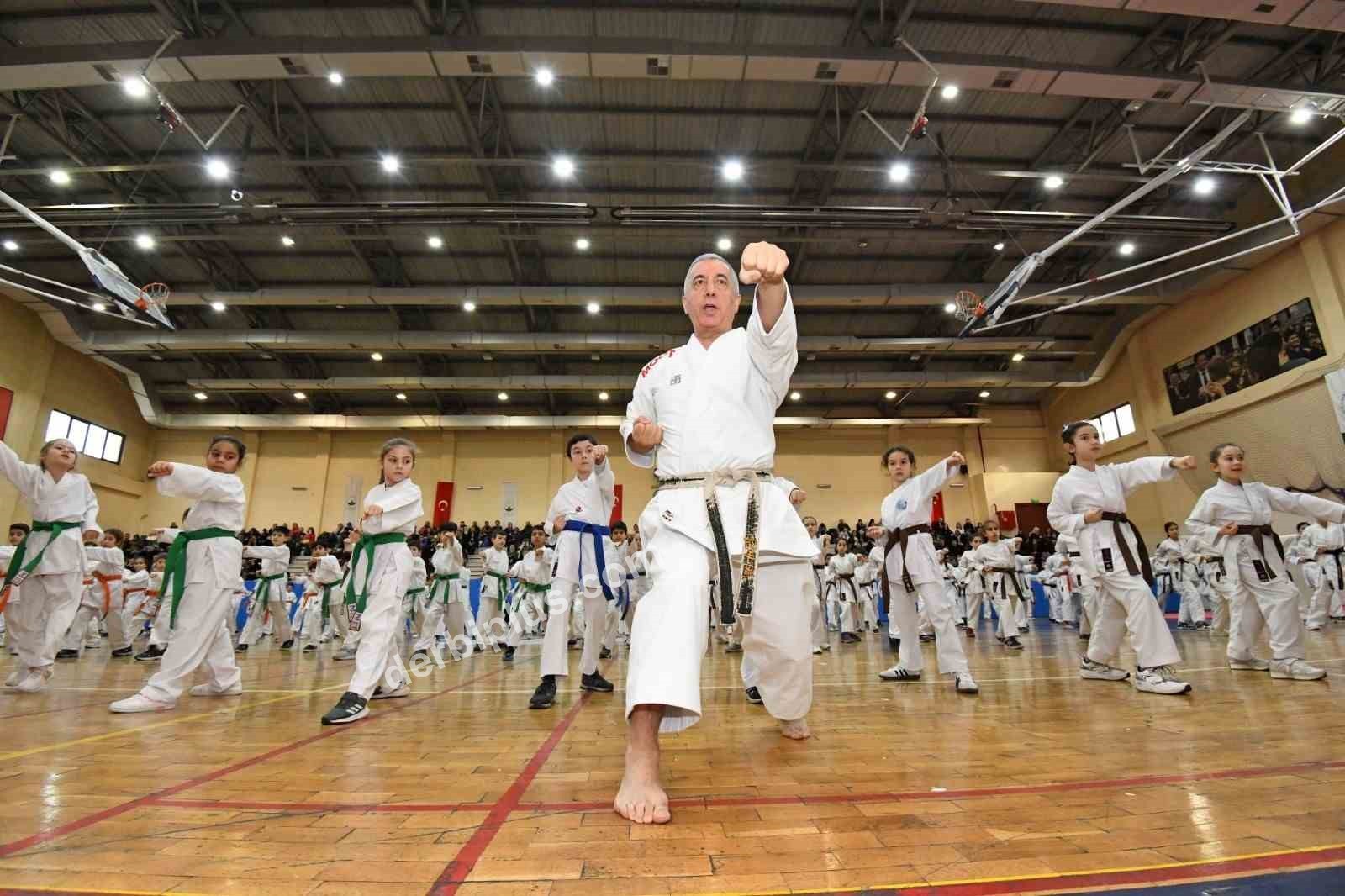 OSMANGAZİ BELEDİYESİ TARAFINDAN ORGANİZE EDİLEN OSMANGAZİ BELEDİYESPOR KULÜBÜ’NÜN 2025-2026 YILI BİRİNCİ DÖNEM KARATE EĞİTİM SEMİNERİ VE KUŞAK SINAVI, 6 YAŞ VE ÜZERİ 300 SPORCUNUN KATILIMIYLA GERÇEKLEŞTİRİLDİ.