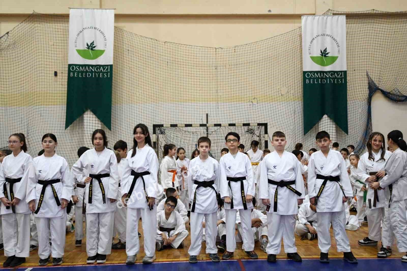 OSMANGAZİ BELEDİYESİ TARAFINDAN ORGANİZE EDİLEN OSMANGAZİ BELEDİYESPOR KULÜBÜ’NÜN 2025-2026 YILI BİRİNCİ DÖNEM KARATE EĞİTİM SEMİNERİ VE KUŞAK SINAVI, 6 YAŞ VE ÜZERİ 300 SPORCUNUN KATILIMIYLA GERÇEKLEŞTİRİLDİ.