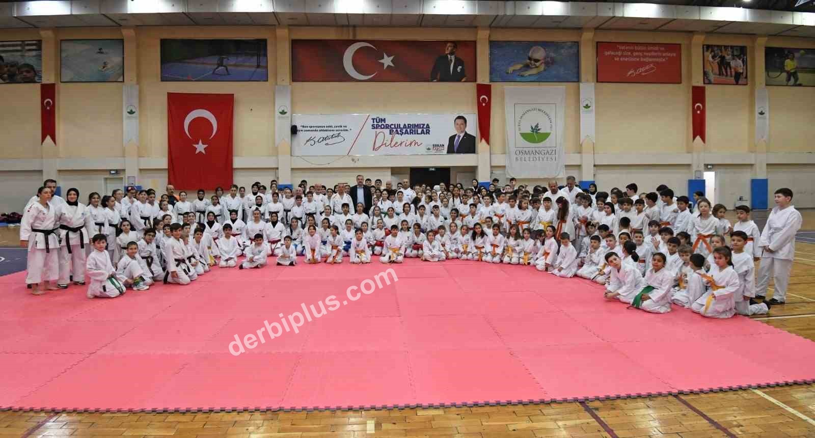 OSMANGAZİ BELEDİYESİ TARAFINDAN ORGANİZE EDİLEN OSMANGAZİ BELEDİYESPOR KULÜBÜ’NÜN 2025-2026 YILI BİRİNCİ DÖNEM KARATE EĞİTİM SEMİNERİ VE KUŞAK SINAVI, 6 YAŞ VE ÜZERİ 300 SPORCUNUN KATILIMIYLA GERÇEKLEŞTİRİLDİ.