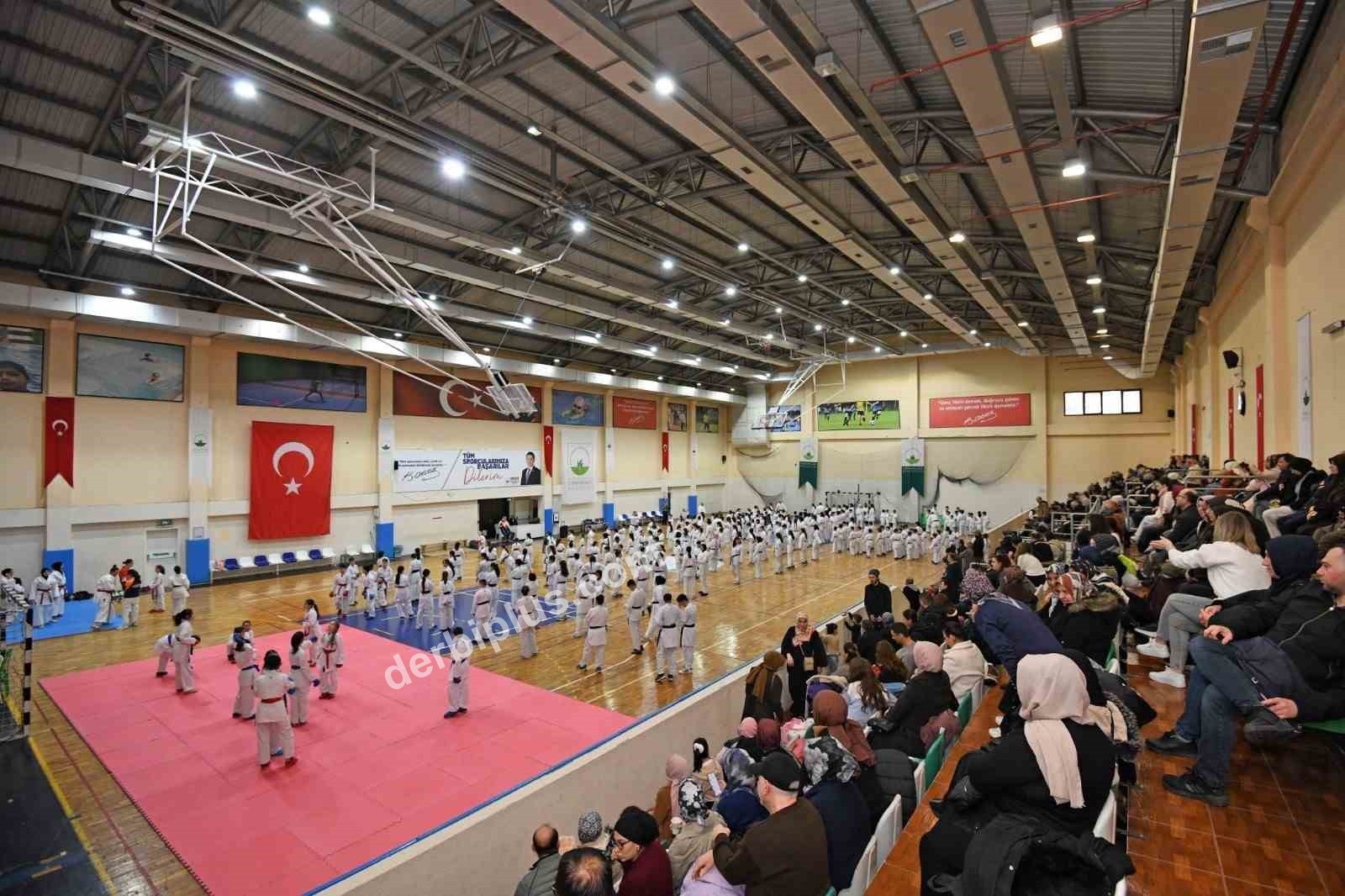 OSMANGAZİ BELEDİYESİ TARAFINDAN ORGANİZE EDİLEN OSMANGAZİ BELEDİYESPOR KULÜBÜ’NÜN 2025-2026 YILI BİRİNCİ DÖNEM KARATE EĞİTİM SEMİNERİ VE KUŞAK SINAVI, 6 YAŞ VE ÜZERİ 300 SPORCUNUN KATILIMIYLA GERÇEKLEŞTİRİLDİ.