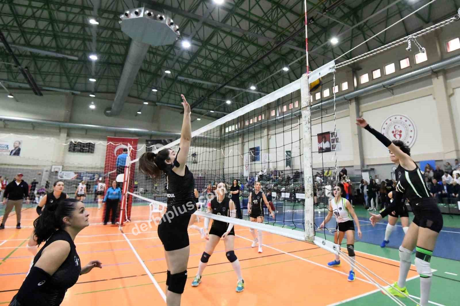 OSMANGAZİ BELEDİYESİ TARAFINDAN BURSA’NIN FETHİNİN 700’ÜNCÜ YILI KUTLAMALARI KAPSAMINDA TÜRKİYE VOLEYBOL FEDERASYONU İŞ BİRLİĞİYLE DÜZENLENEN VETERANLAR VOLEYBOL TURNUVASI, BÜYÜK BİR HEYECANLA TAMAMLANDI.