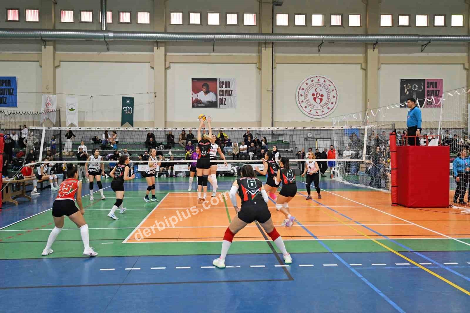 OSMANGAZİ BELEDİYESİ TARAFINDAN BURSA’NIN FETHİNİN 700’ÜNCÜ YILI KUTLAMALARI KAPSAMINDA TÜRKİYE VOLEYBOL FEDERASYONU İŞ BİRLİĞİYLE DÜZENLENEN VETERANLAR VOLEYBOL TURNUVASI, BÜYÜK BİR HEYECANLA TAMAMLANDI.