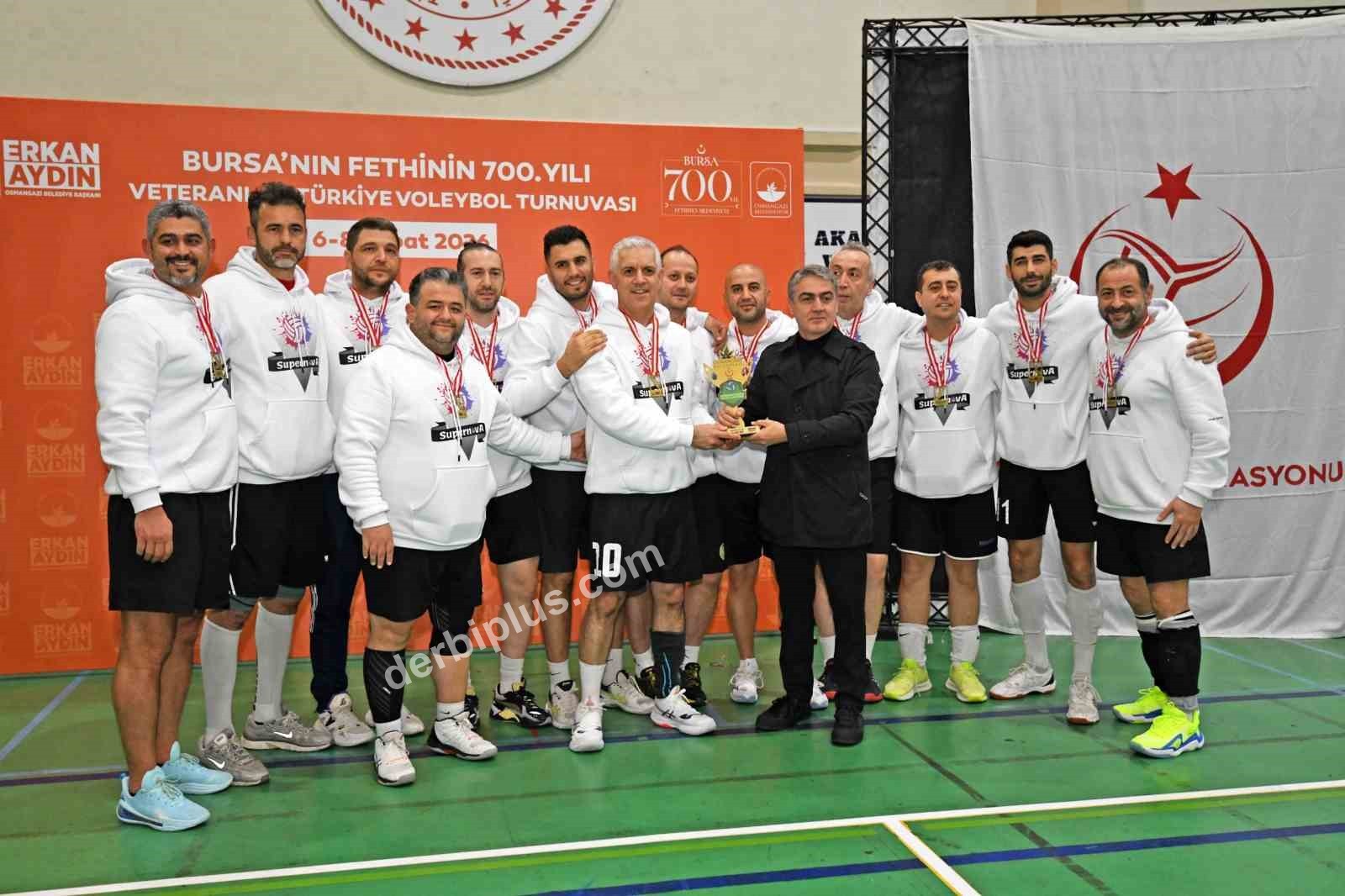 OSMANGAZİ BELEDİYESİ TARAFINDAN BURSA’NIN FETHİNİN 700’ÜNCÜ YILI KUTLAMALARI KAPSAMINDA TÜRKİYE VOLEYBOL FEDERASYONU İŞ BİRLİĞİYLE DÜZENLENEN VETERANLAR VOLEYBOL TURNUVASI, BÜYÜK BİR HEYECANLA TAMAMLANDI.