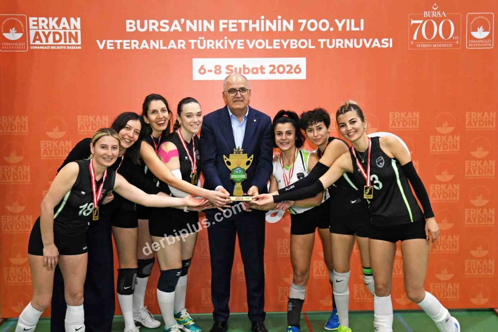 OSMANGAZİ BELEDİYESİ TARAFINDAN BURSA’NIN FETHİNİN 700’ÜNCÜ YILI KUTLAMALARI KAPSAMINDA TÜRKİYE VOLEYBOL FEDERASYONU İŞ BİRLİĞİYLE DÜZENLENEN VETERANLAR VOLEYBOL TURNUVASI, BÜYÜK BİR HEYECANLA TAMAMLANDI.