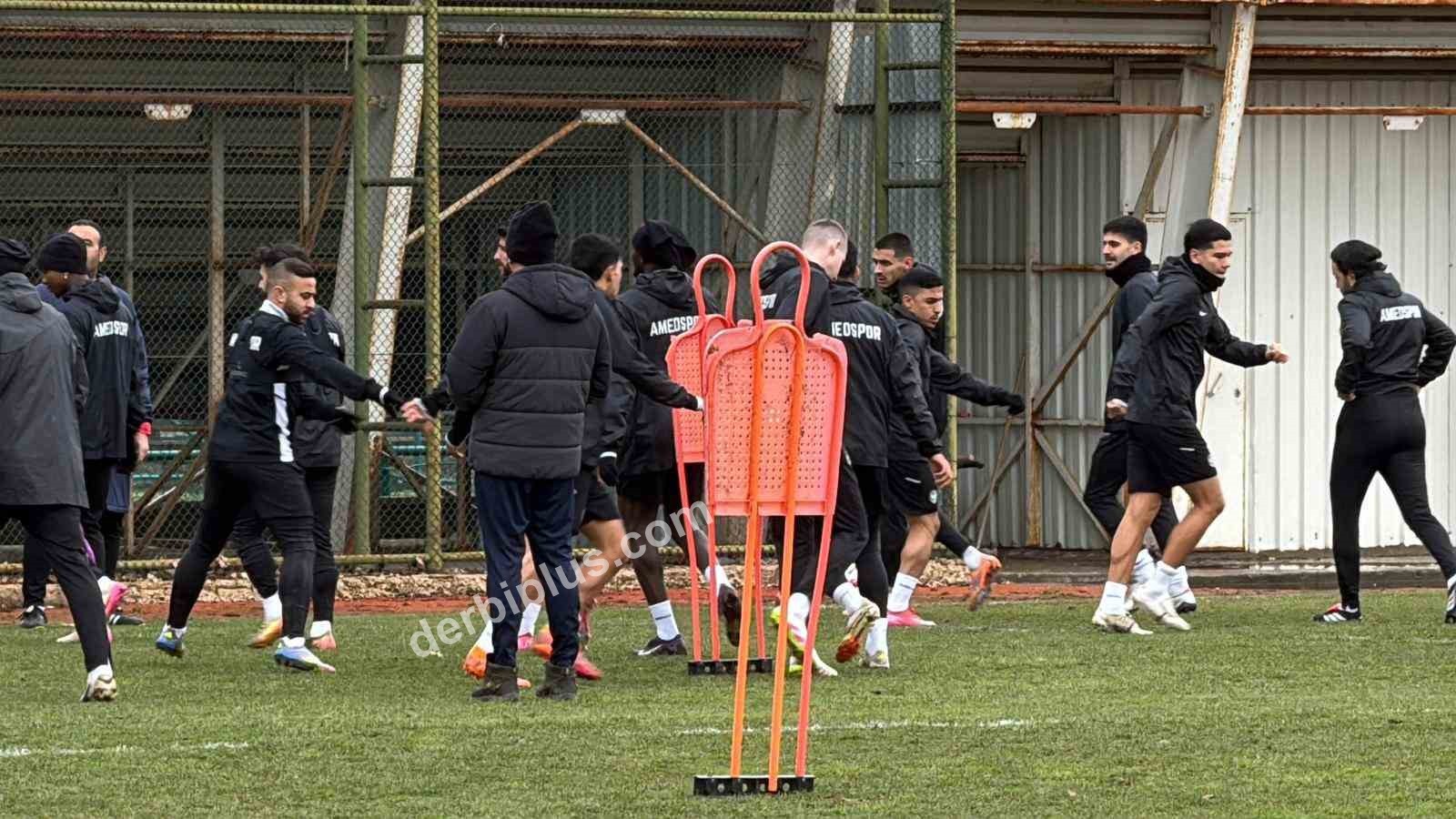AMED SPORTİF FAALİYETLER, TRENDYOL 1. LİG'İN 25. HAFTASINDA EVİNDE OYNAYACAĞI SAKARYASPOR MAÇININ HAZIRLIKLARINI YAPTIĞI ANTRENMANLA SÜRDÜRDÜ.