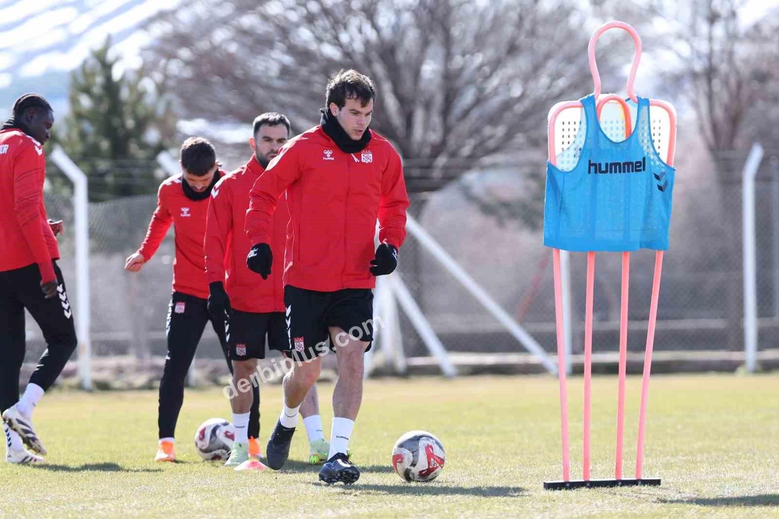TRENDYOL 1. LİG'İN 25. HAFTASINDA VANSPOR FK'YI KONUK EDECEK OLAN ÖZBELSAN SİVASSPOR, BU KARŞILAŞMANIN HAZIRLIKLARINI YAPTIĞI ANTRENMANLA SÜRDÜRDÜ.