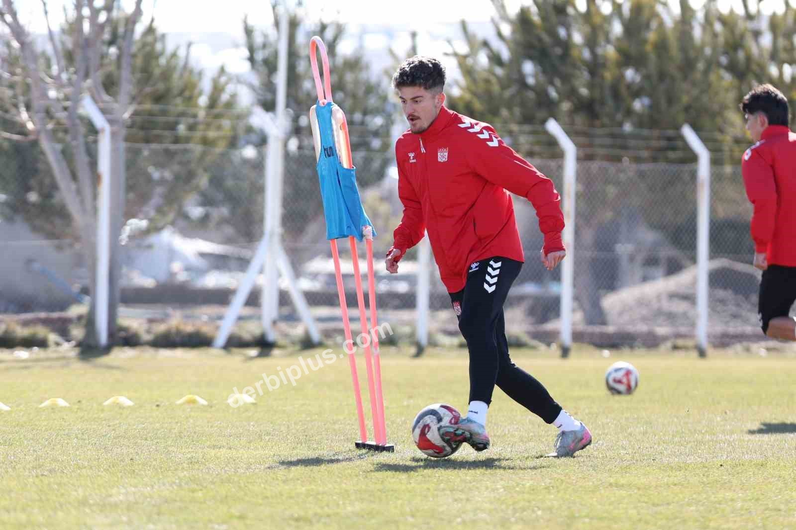 TRENDYOL 1. LİG'İN 25. HAFTASINDA VANSPOR FK'YI KONUK EDECEK OLAN ÖZBELSAN SİVASSPOR, BU KARŞILAŞMANIN HAZIRLIKLARINI YAPTIĞI ANTRENMANLA SÜRDÜRDÜ.