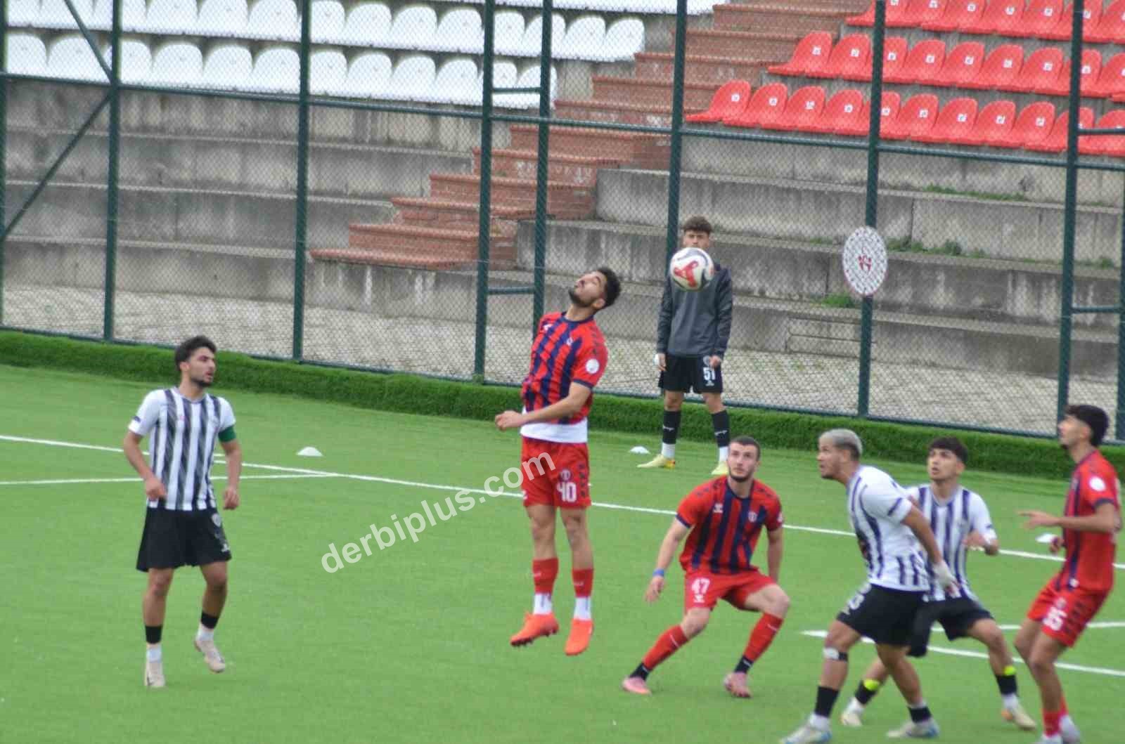 TFF 3. LİG 4. GRUP’TA 20. HAFTA MÜCADELESİNDE NAZİLLİSPOR, PAMUKÖREN STADI’NDA KONUK ETTİĞİ SÖKE 1970 SK KARŞISINDA SAHADAN 6-0’LIK AĞIR BİR MAĞLUBİYETLE AYRILDI. SÖKE EKİBİ, 7 HAFTALIK GALİBİYET HASRETİNE SON VERDİ.