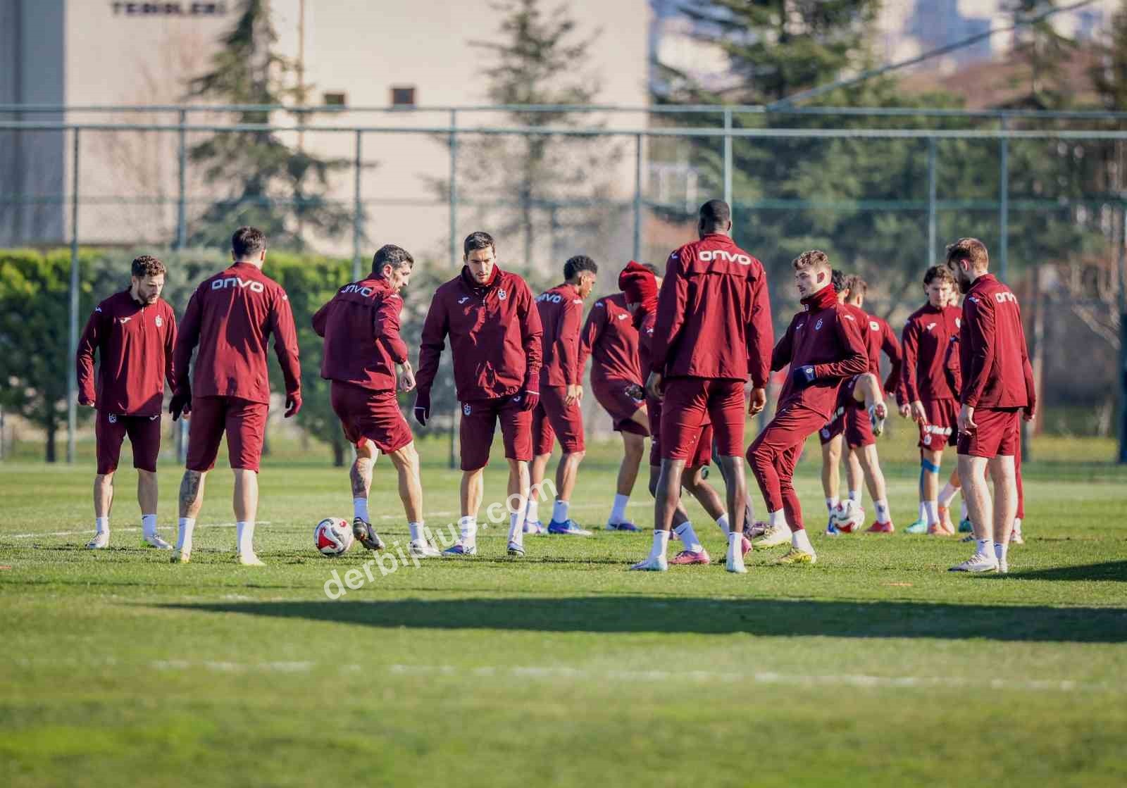 TRABZONSPOR, TRENDYOL SÜPER LİG 22. HAFTASINDA SAHASINDA OYNAYACAĞI FENERBAHÇE MAÇININ HAZIRLIKLARINI BUGÜN YAPTIĞI ANTRENMANLA SÜRDÜRDÜ.