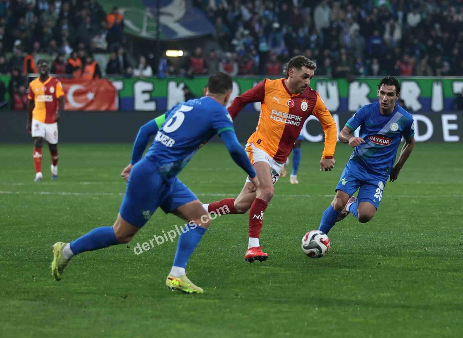 TRENDYOL SÜPER LİG'İN 21. HAFTASINDA ÇAYKUR RİZESPOR, GALATASARAY'I AĞIRLIYOR. KARŞILAŞMANIN İLK YARISI KONUK EKİBİN 1-0'LIK ÜSTÜNLÜĞÜYLE TAMAMLANDI.