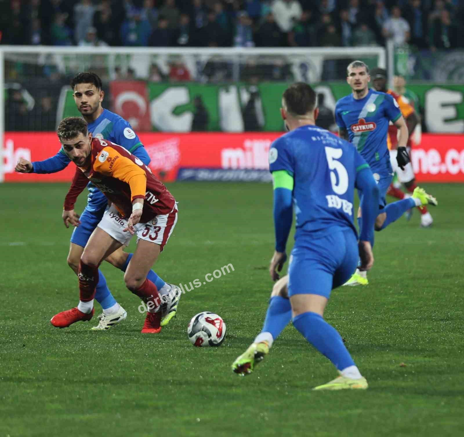 TRENDYOL SÜPER LİG'İN 21. HAFTASINDA ÇAYKUR RİZESPOR, GALATASARAY'I AĞIRLIYOR. KARŞILAŞMANIN İLK YARISI KONUK EKİBİN 1-0'LIK ÜSTÜNLÜĞÜYLE TAMAMLANDI.