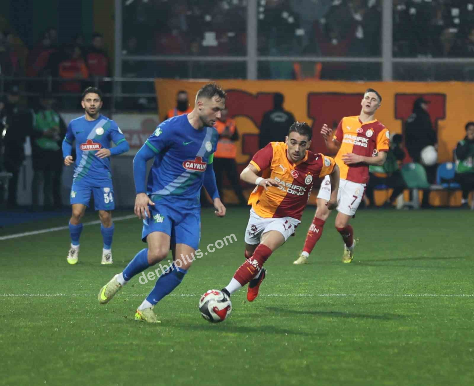 TRENDYOL SÜPER LİG'İN 21. HAFTASINDA ÇAYKUR RİZESPOR, GALATASARAY'I AĞIRLIYOR. KARŞILAŞMANIN İLK YARISI KONUK EKİBİN 1-0'LIK ÜSTÜNLÜĞÜYLE TAMAMLANDI.