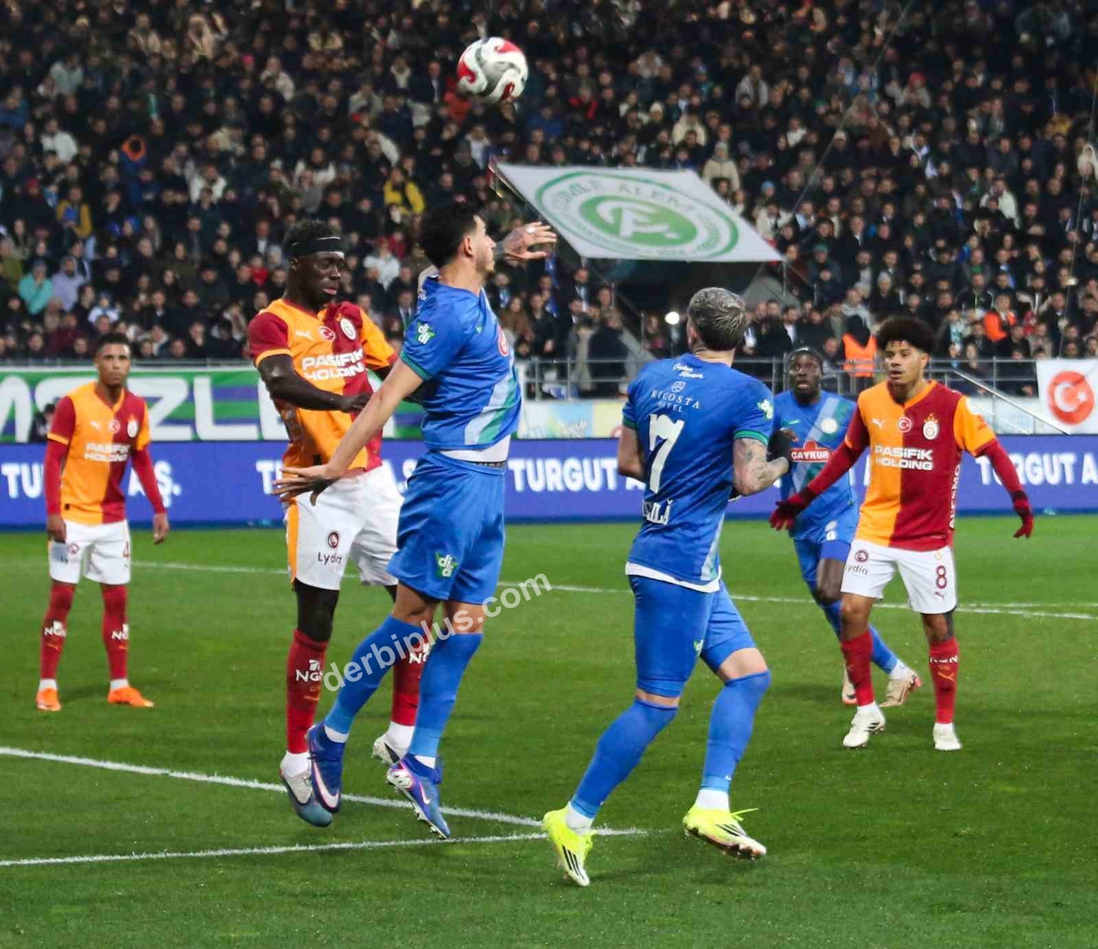 TRENDYOL SÜPER LİG'İN 21. HAFTASINDA ÇAYKUR RİZESPOR, GALATASARAY'I AĞIRLIYOR. KARŞILAŞMANIN İLK YARISI KONUK EKİBİN 1-0'LIK ÜSTÜNLÜĞÜYLE TAMAMLANDI.