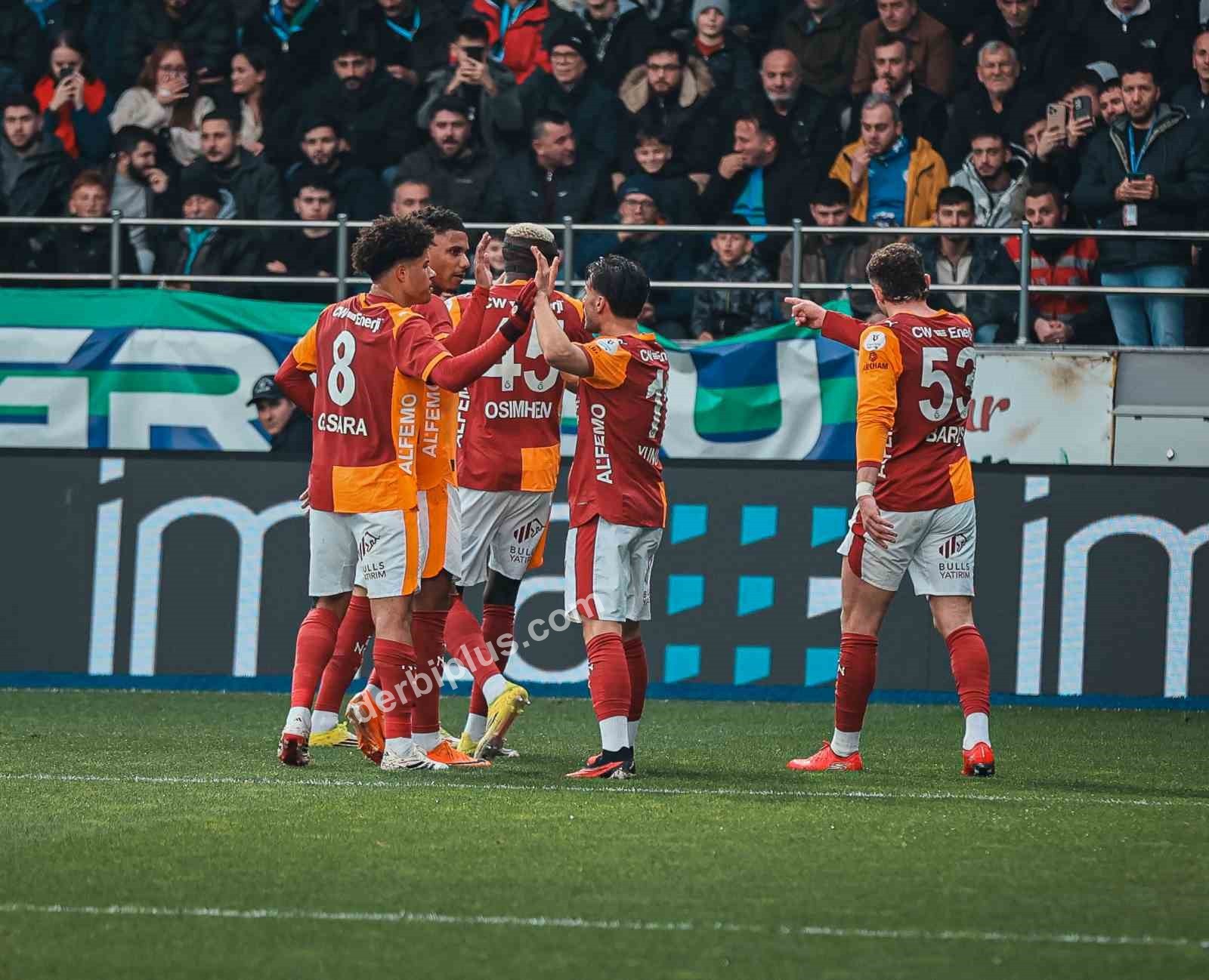 TRENDYOL SÜPER LİG'İN 21. HAFTASINDA ÇAYKUR RİZESPOR, GALATASARAY'I AĞIRLIYOR. KARŞILAŞMANIN İLK YARISI KONUK EKİBİN 1-0'LIK ÜSTÜNLÜĞÜYLE TAMAMLANDI.