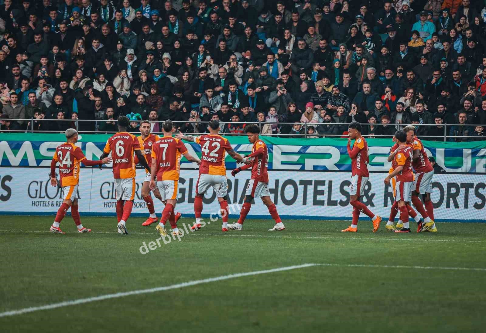 TRENDYOL SÜPER LİG'İN 21. HAFTASINDA ÇAYKUR RİZESPOR, GALATASARAY'I AĞIRLIYOR. KARŞILAŞMANIN İLK YARISI KONUK EKİBİN 1-0'LIK ÜSTÜNLÜĞÜYLE TAMAMLANDI.