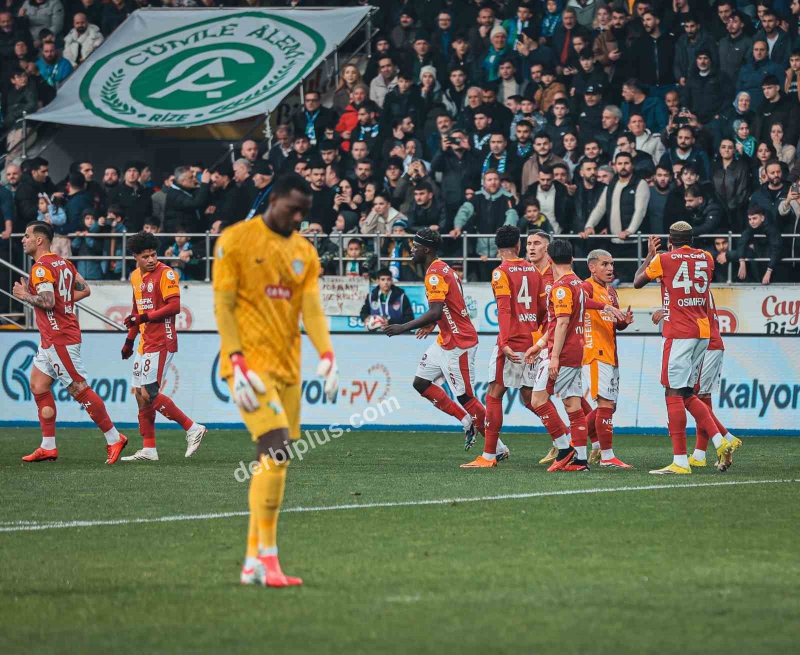 TRENDYOL SÜPER LİG'İN 21. HAFTASINDA ÇAYKUR RİZESPOR, GALATASARAY'I AĞIRLIYOR. KARŞILAŞMANIN İLK YARISI KONUK EKİBİN 1-0'LIK ÜSTÜNLÜĞÜYLE TAMAMLANDI.