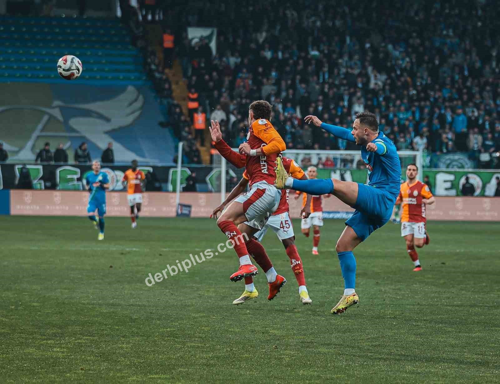 TRENDYOL SÜPER LİG'İN 21. HAFTASINDA ÇAYKUR RİZESPOR, GALATASARAY'I AĞIRLIYOR. KARŞILAŞMANIN İLK YARISI KONUK EKİBİN 1-0'LIK ÜSTÜNLÜĞÜYLE TAMAMLANDI.