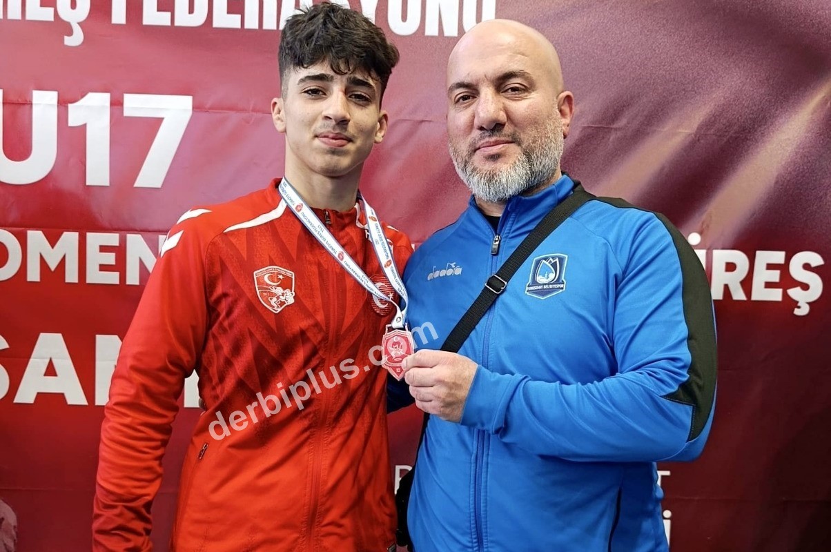 Yerlikaya’dan madalyasını alan genç güreşçi Manisa’ya gurur yaşattı