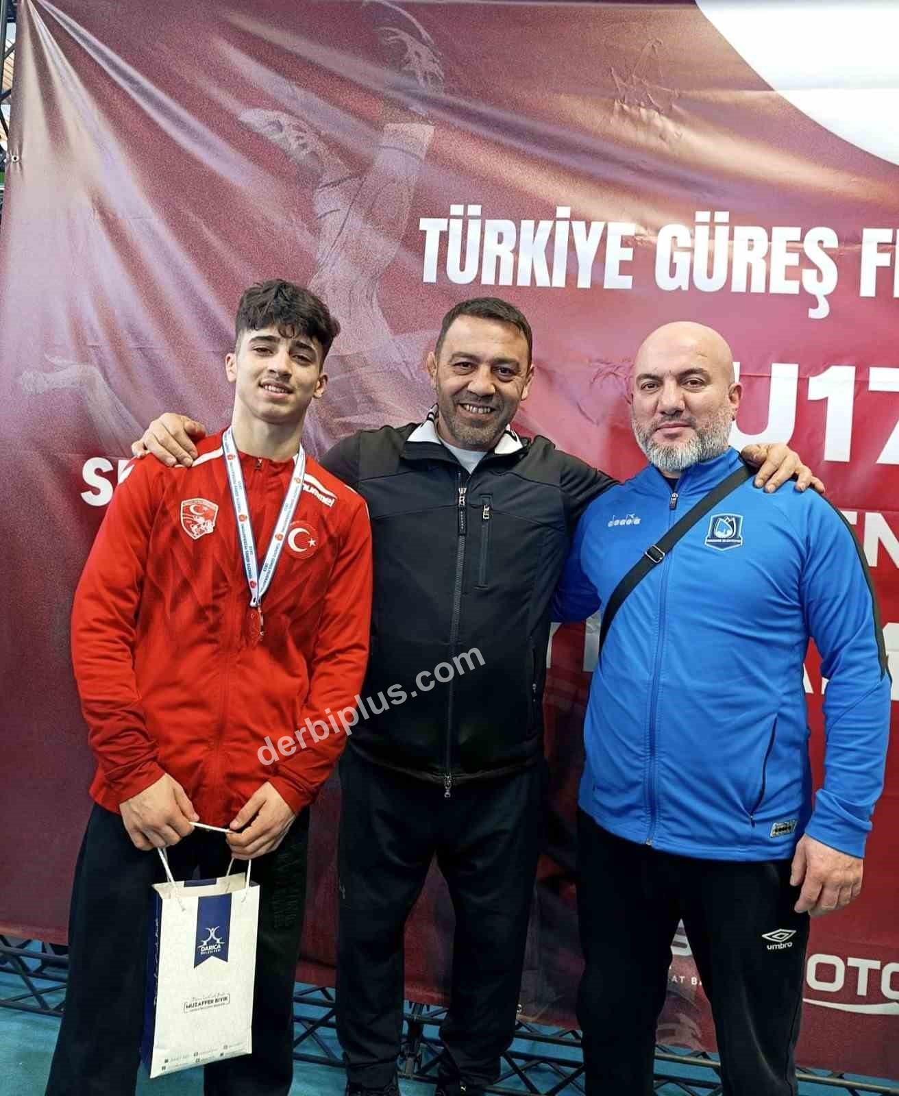 YUNUSEMRE BELEDİYESPOR’UN BAŞARILI GÜREŞÇİSİ CİVAN YALÇIN, KOCAELİ’NİN DARICA İLÇESİNDE DÜZENLENEN U17 GREKOROMEN GÜREŞ TÜRKİYE ŞAMPİYONASI’NDA 55 KİLODA BRONZ MADALYA KAZANARAK MANİSA’NIN GURURU OLDU.