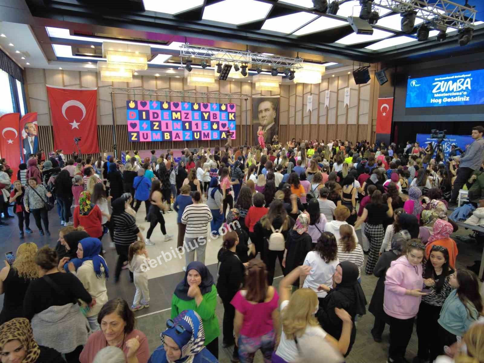 MERKEZEFENDİ BELEDİYESİ, İLÇEDEKİ DANS VE SPORSEVERLERİ ‘ZUMBA LOVESTAR MASTERCLASS’ ETKİNLİĞİNDE BİR ARAYA GETİRECEK. MERKEZEFENDİ BELEDİYE BAŞKANI ŞENİZ DOĞAN, ETKİNLİĞE YAKLAŞIK 500 ZUMBACININ KATILACAĞINI BELİRTEREK, TÜM HEMŞEHRİLERİNİ DAVET ETTİ.